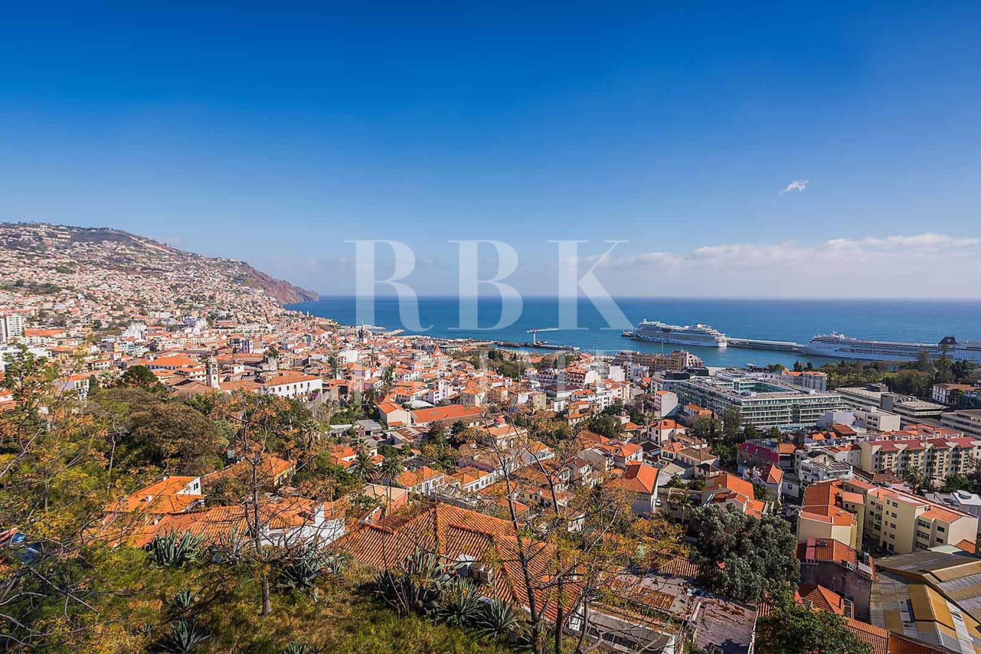 Available - Urban plot - Madeira