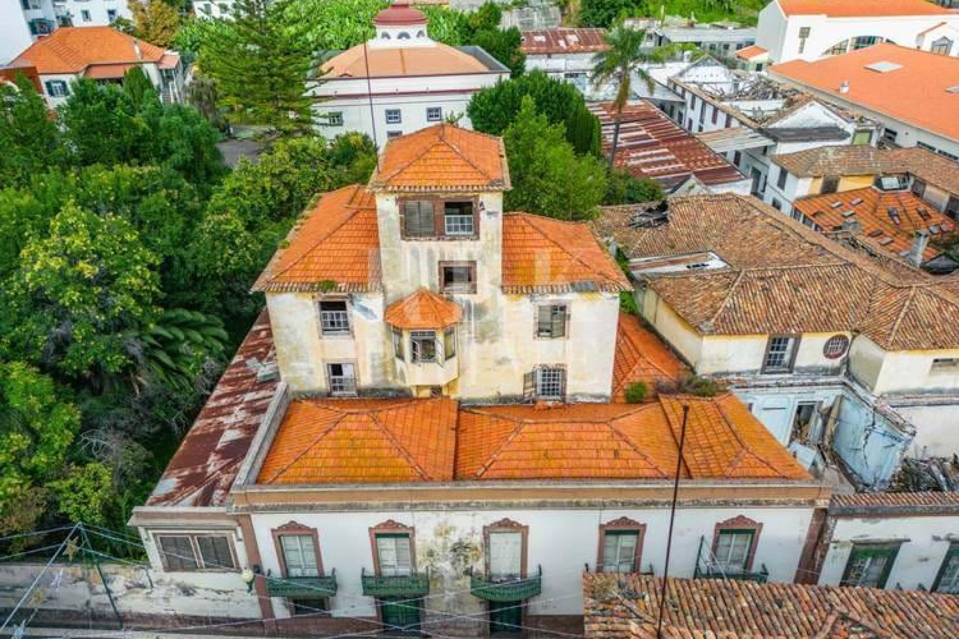 Available - Urban plot - Madeira
