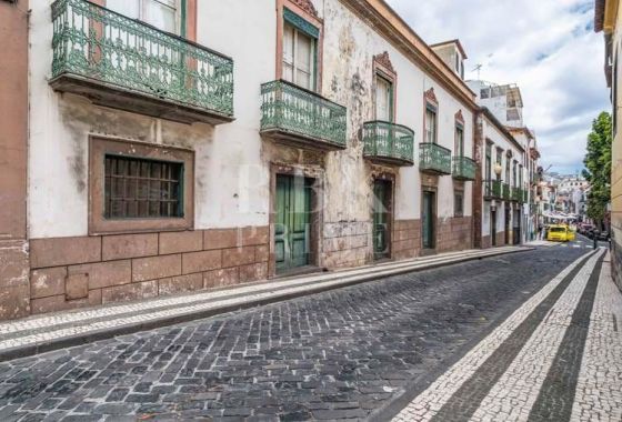 Available - Urban plot - Madeira
