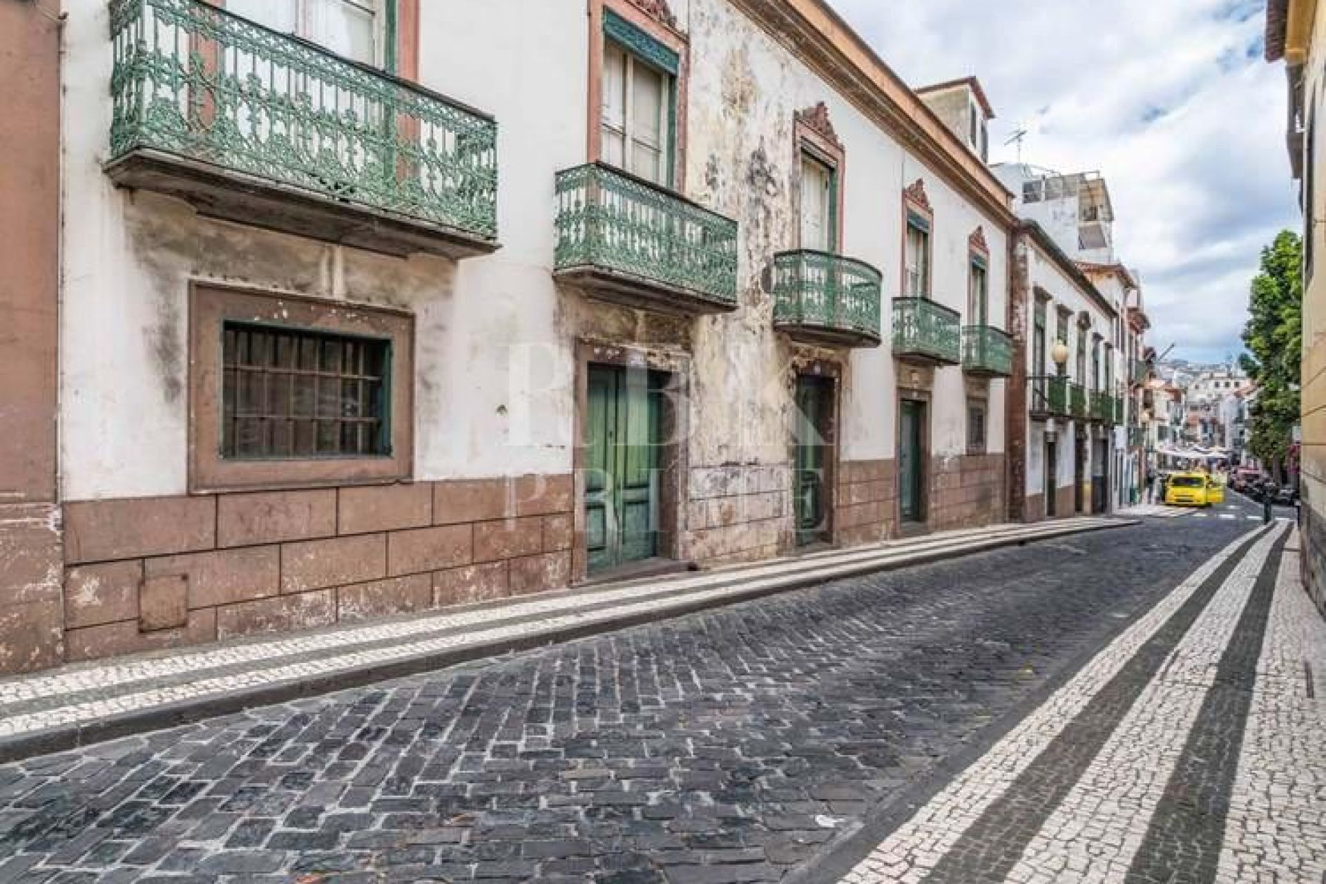 Available - Urban plot - Madeira