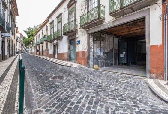 Available - Urban plot - Madeira