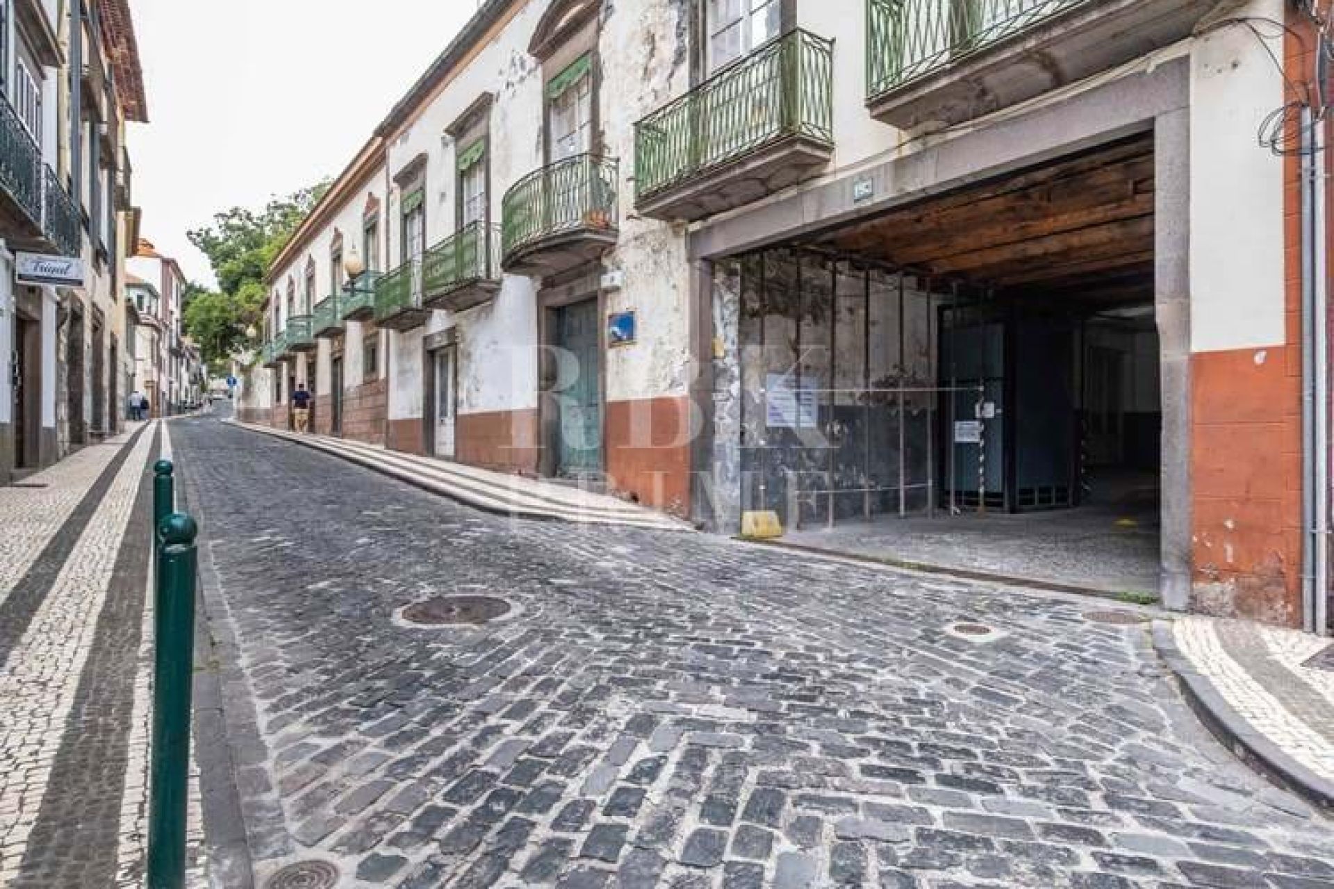 Available - Urban plot - Madeira