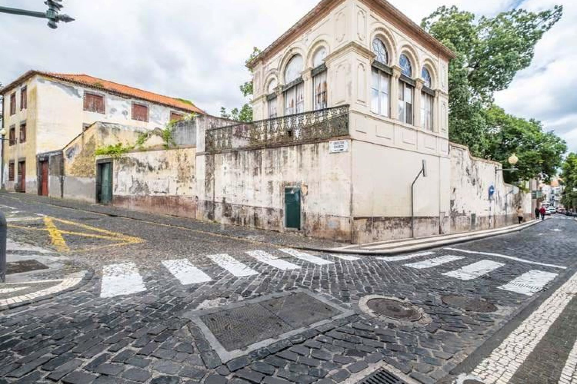Available - Urban plot - Madeira