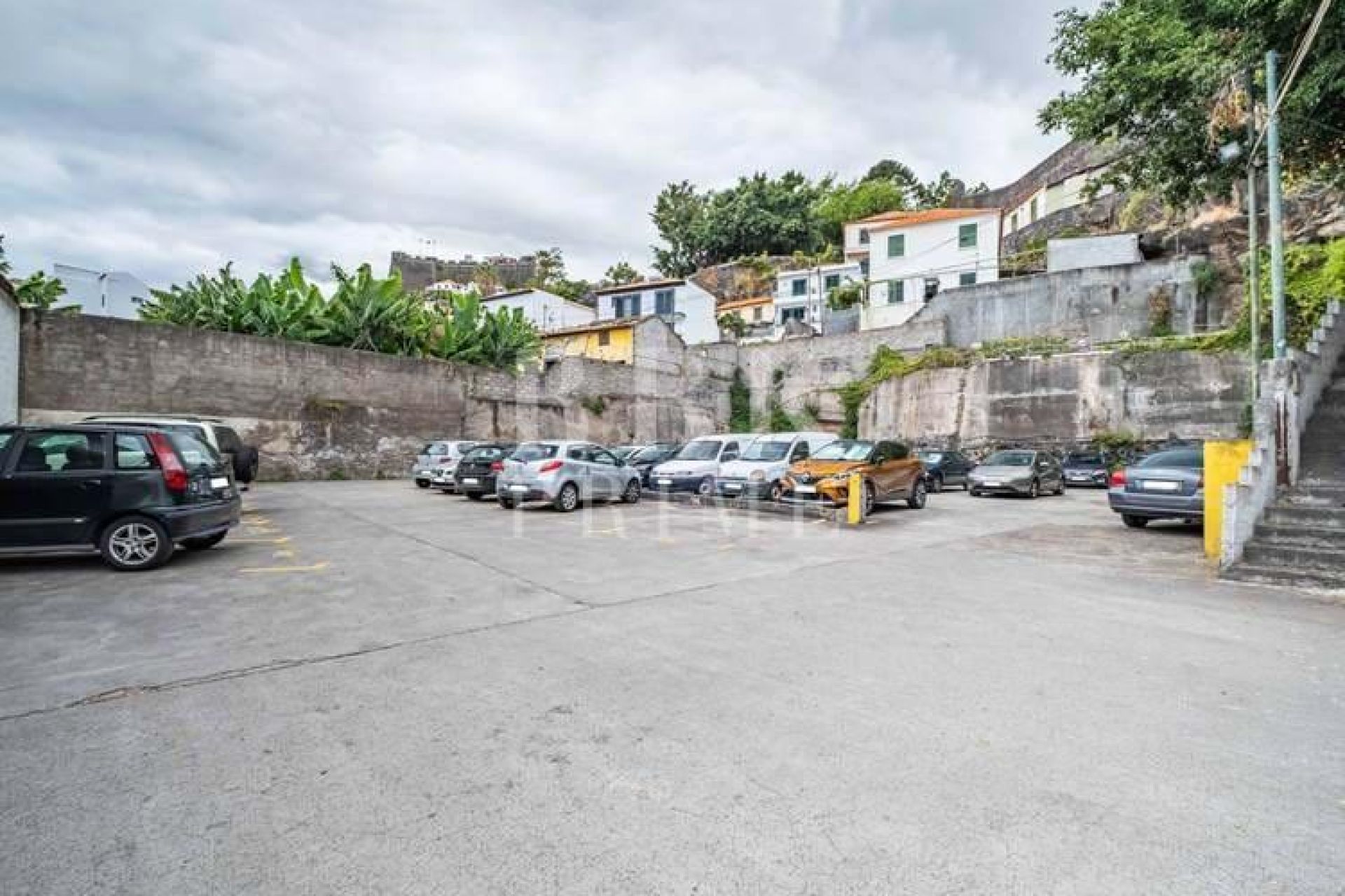 Available - Urban plot - Madeira