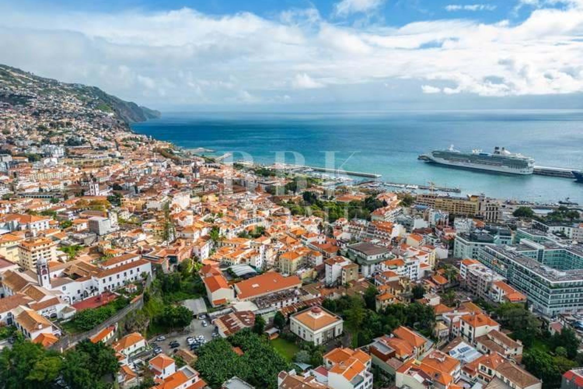 Available - Urban plot - Madeira