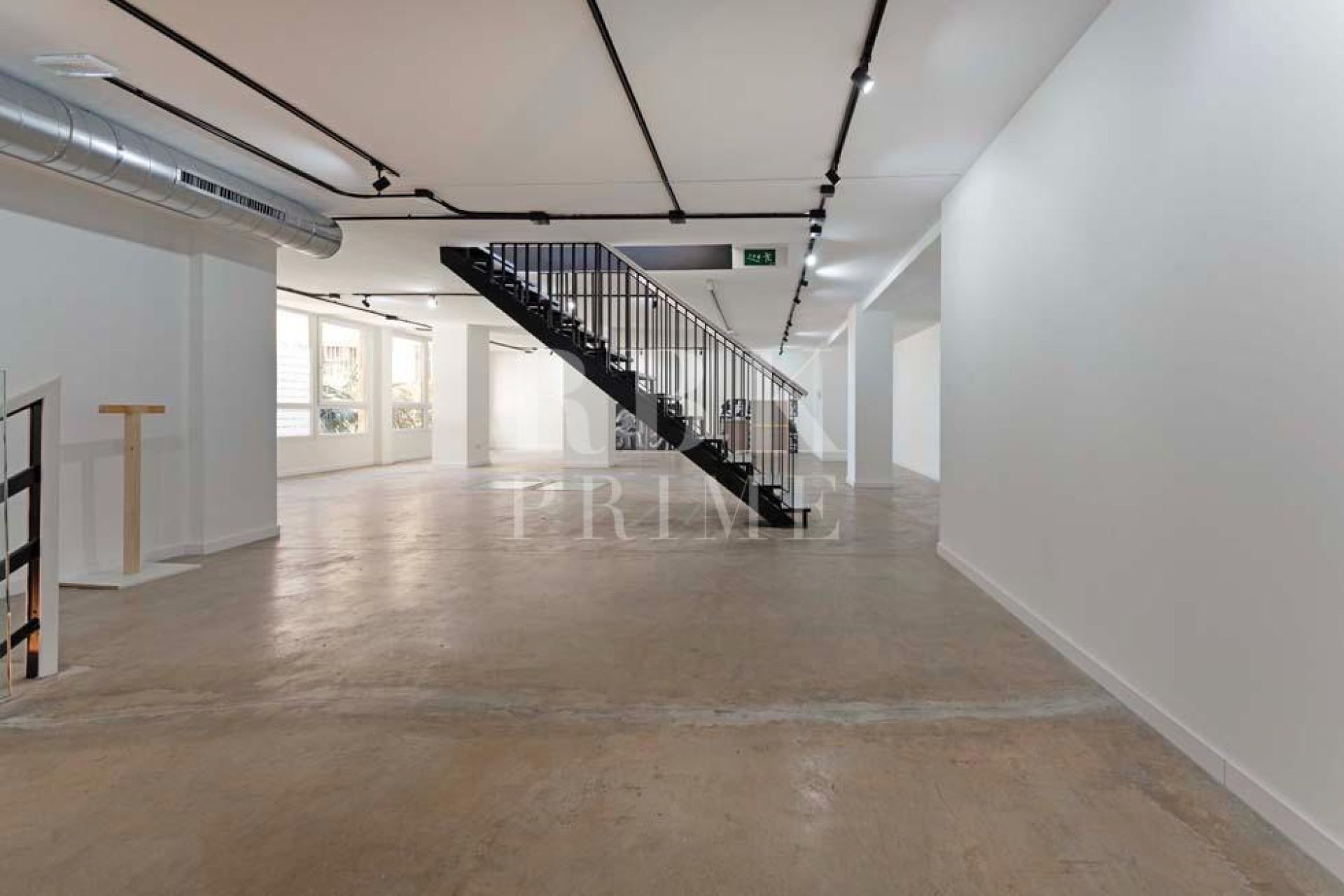 Available - Business - Palma