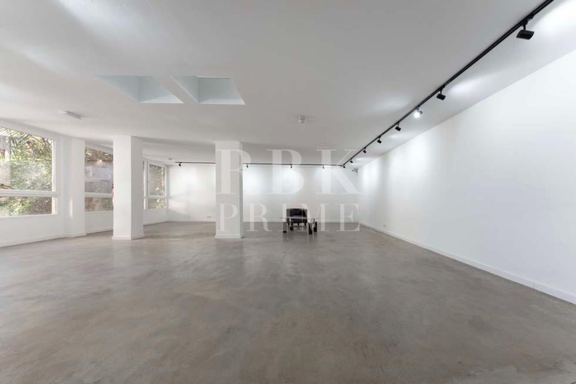 Available - Business - Palma