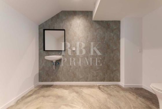 Business · Available - Palma