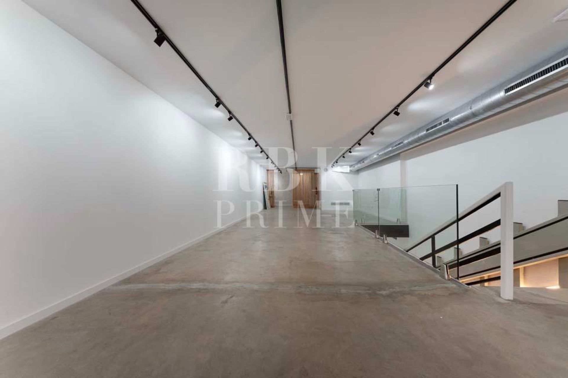 Available - Business - Palma