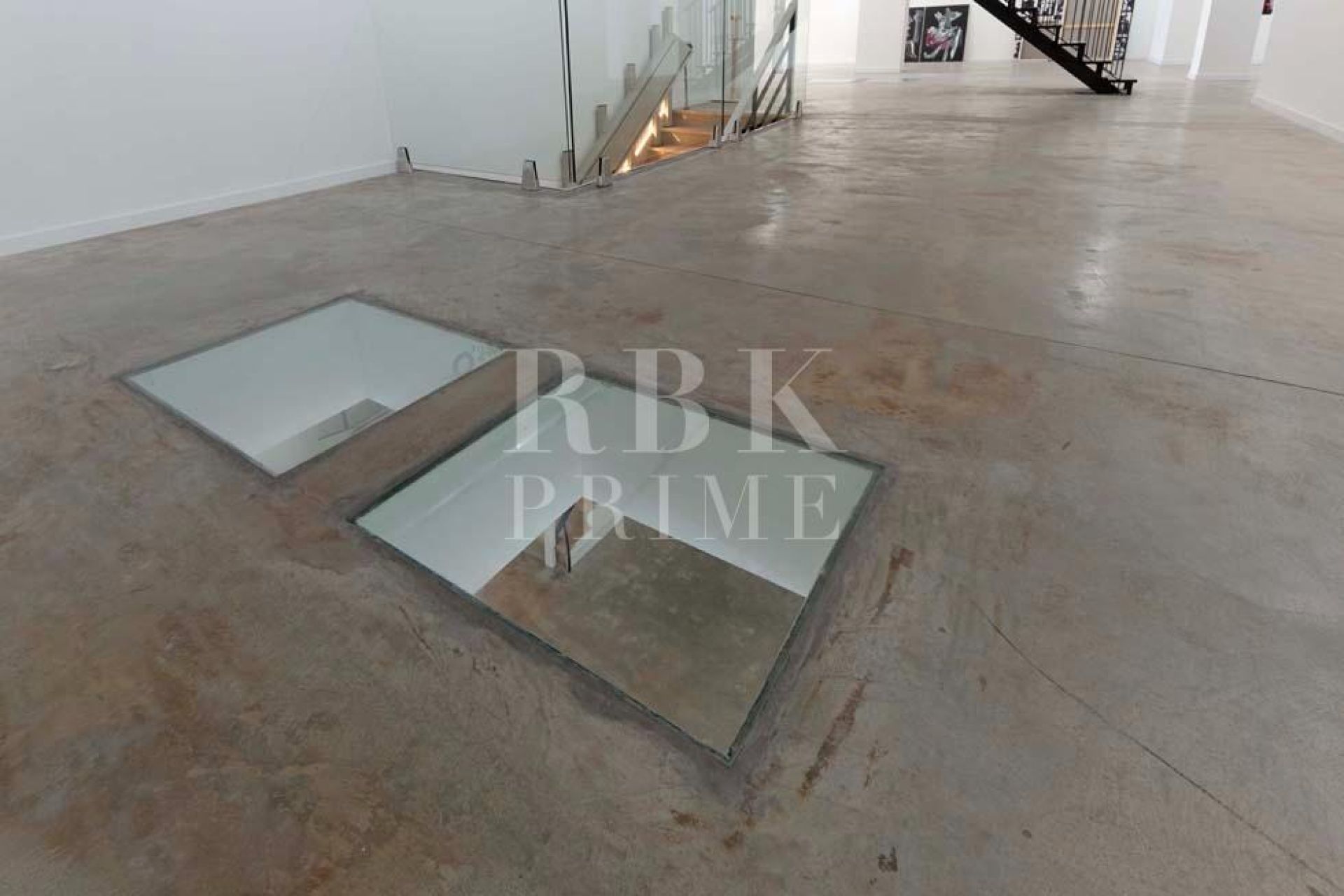 Available - Business - Palma