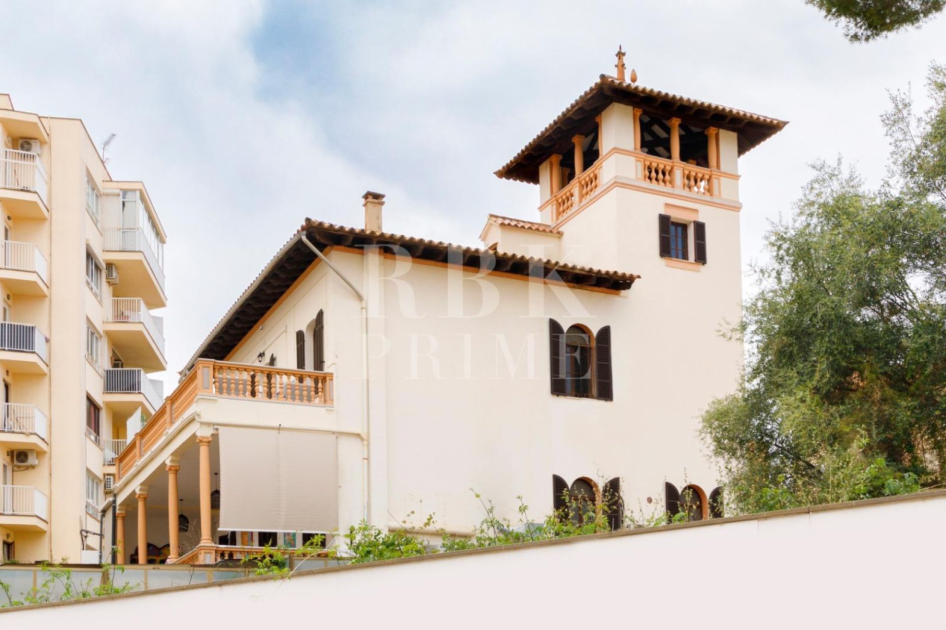 Available - Palace - Palma