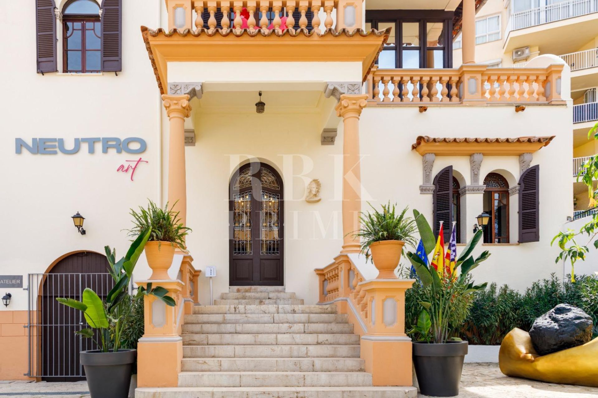 Available - Palace - Palma