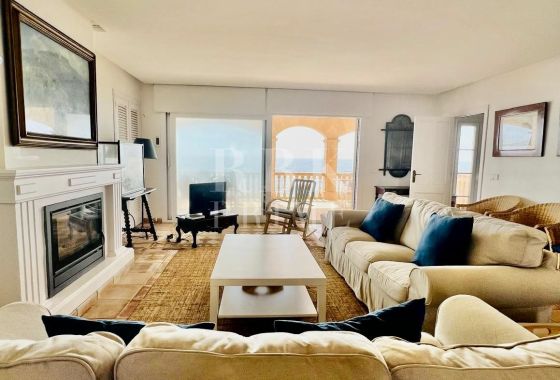 Available - Penthouse - Campos