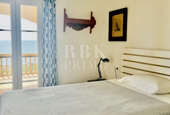 Available - Penthouse - Campos