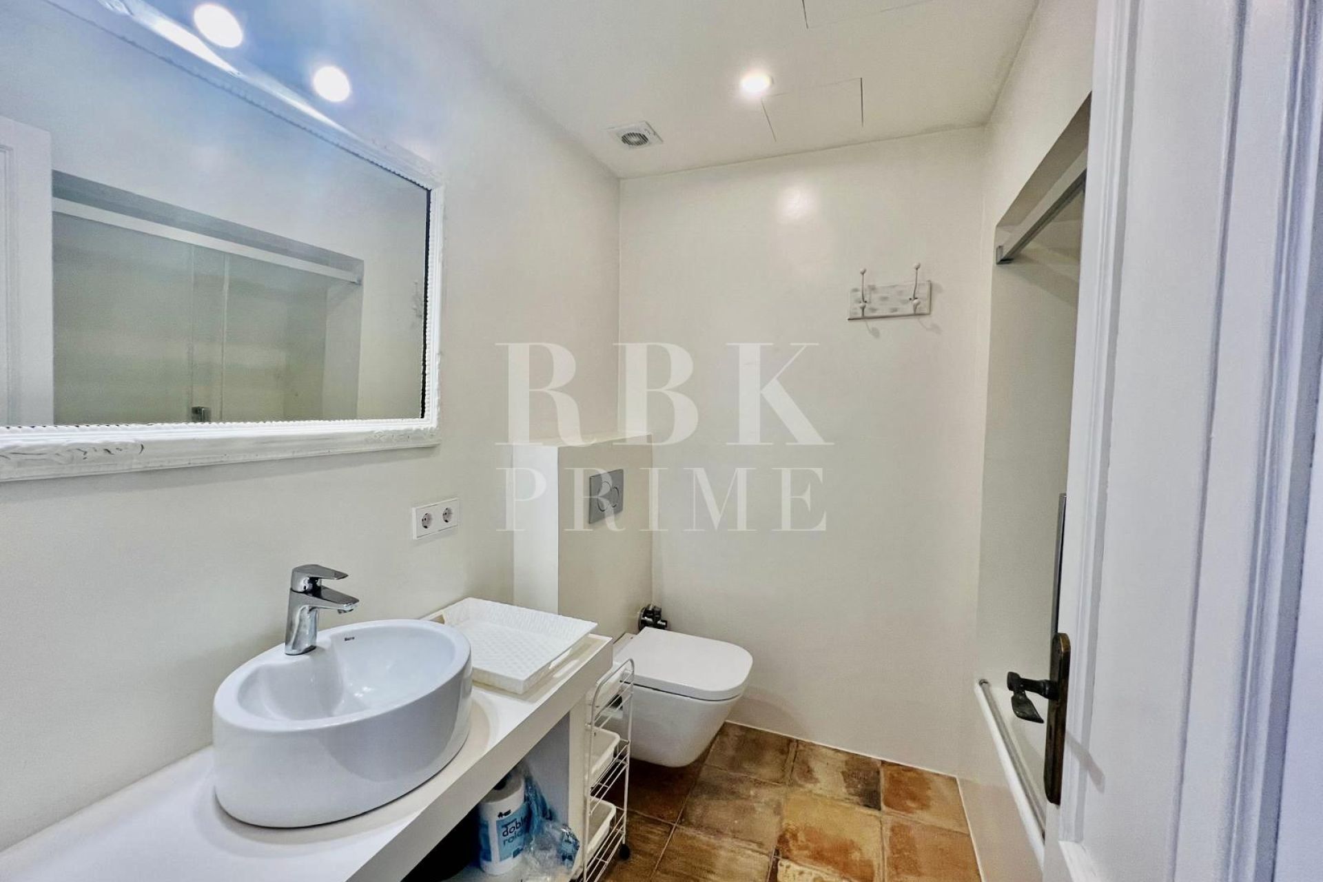 Available - Penthouse - Campos