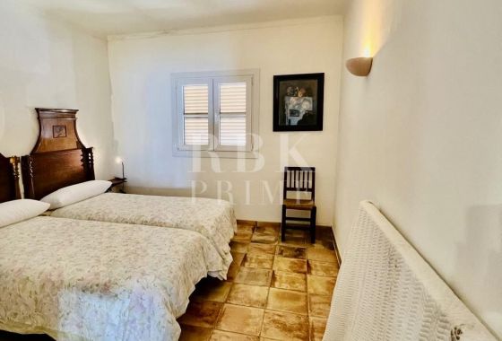 Available - Penthouse - Campos