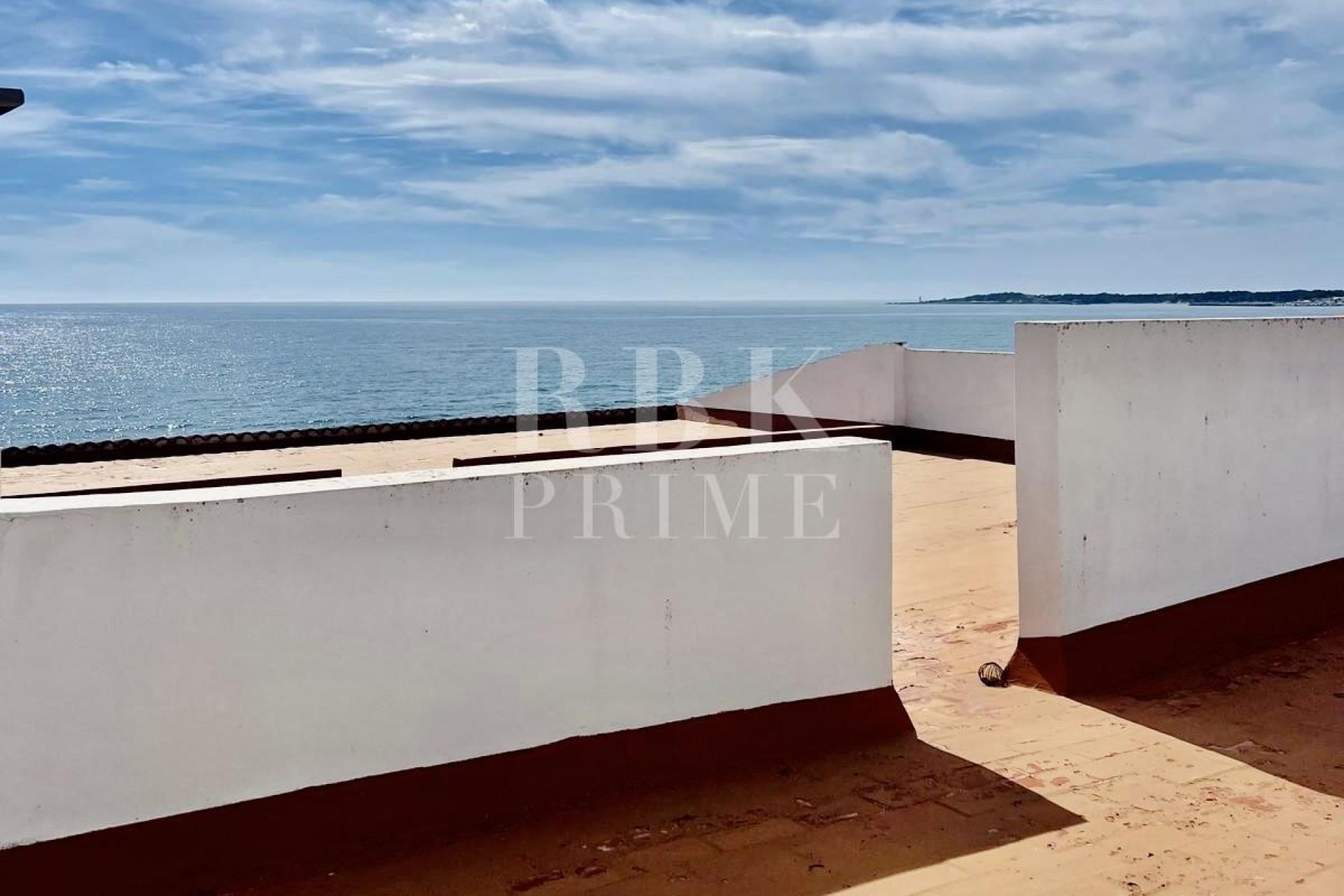 Available - Penthouse - Campos