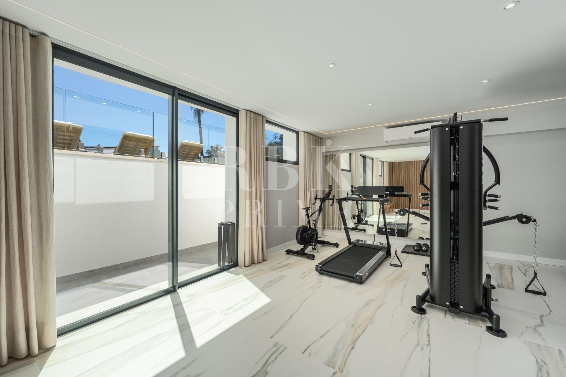 Available - Villa - Marbella - Costa del Sol