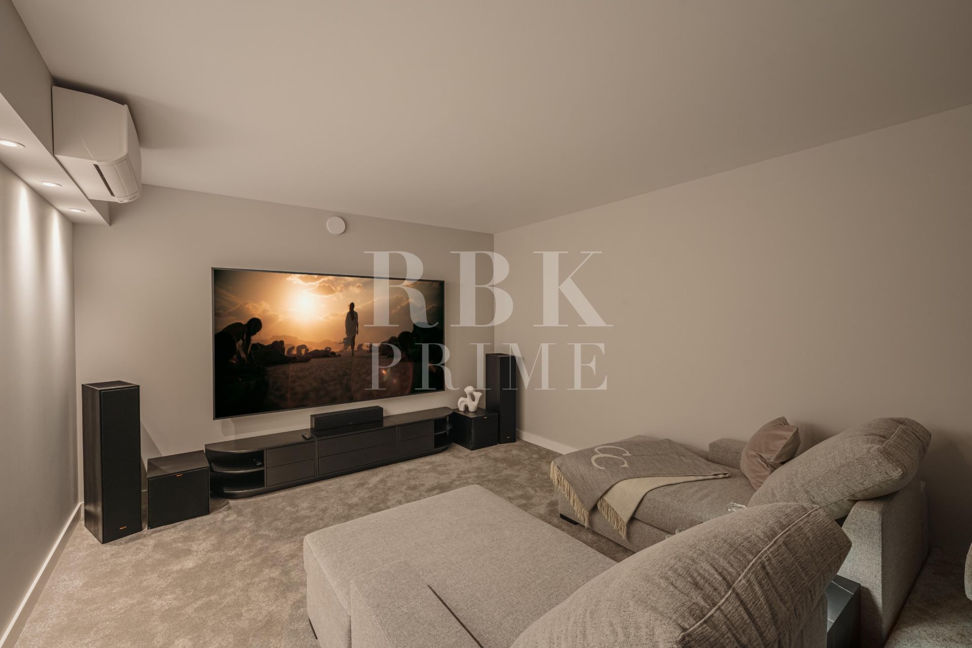 Available - Villa - Marbella - Costa del Sol