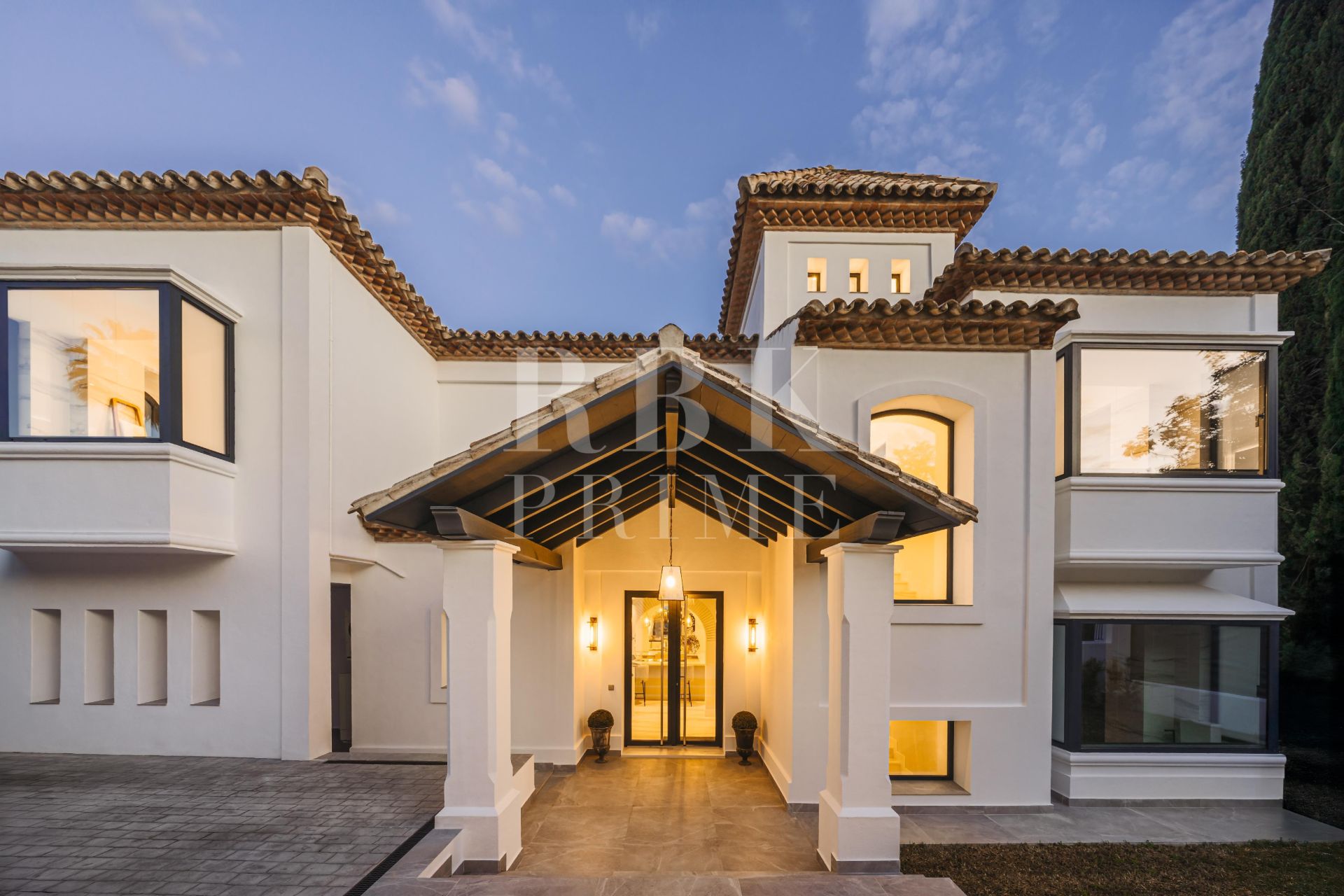Available - Villa - Marbella - Costa del Sol