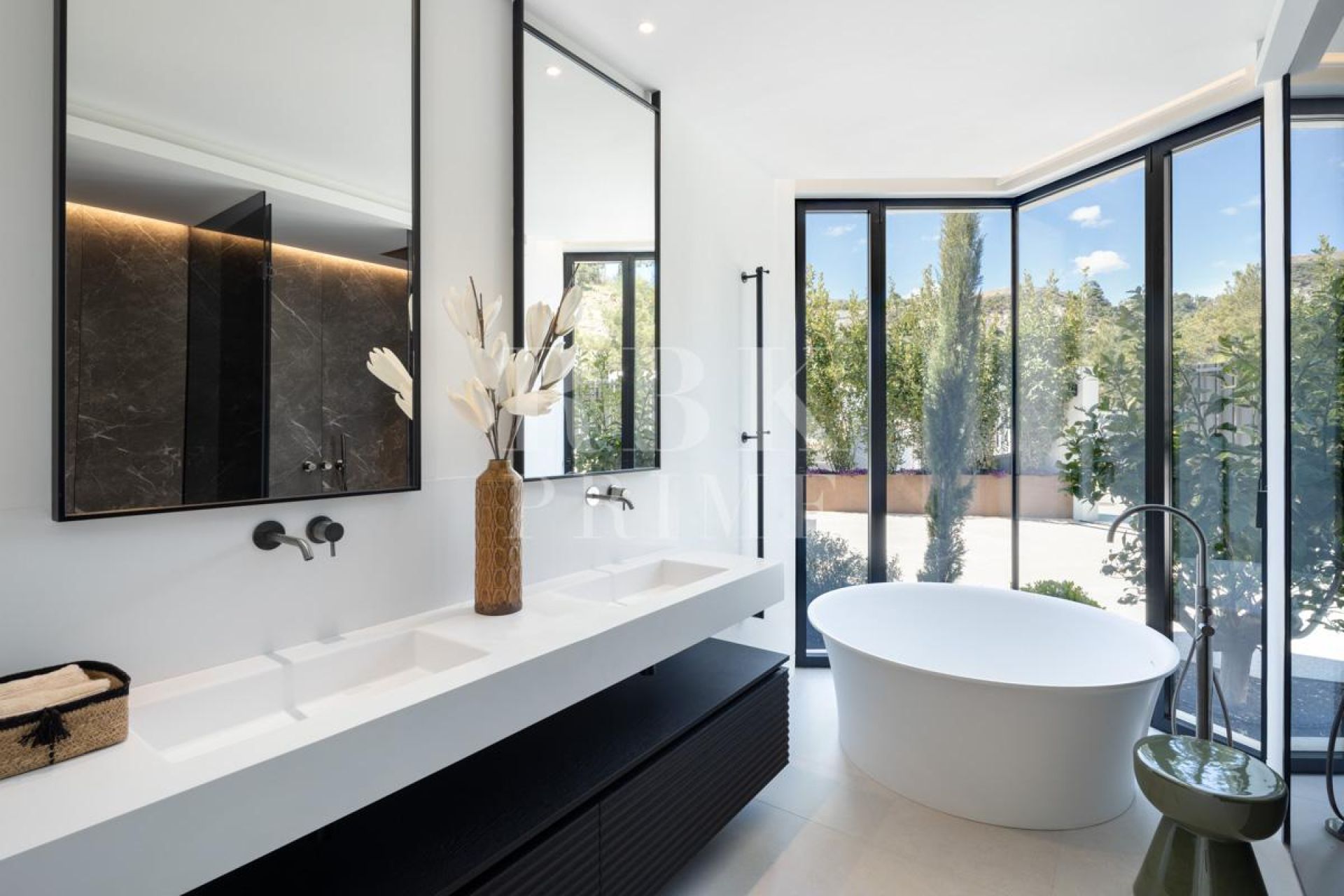 Available - Villa - Marbella - Costa del Sol