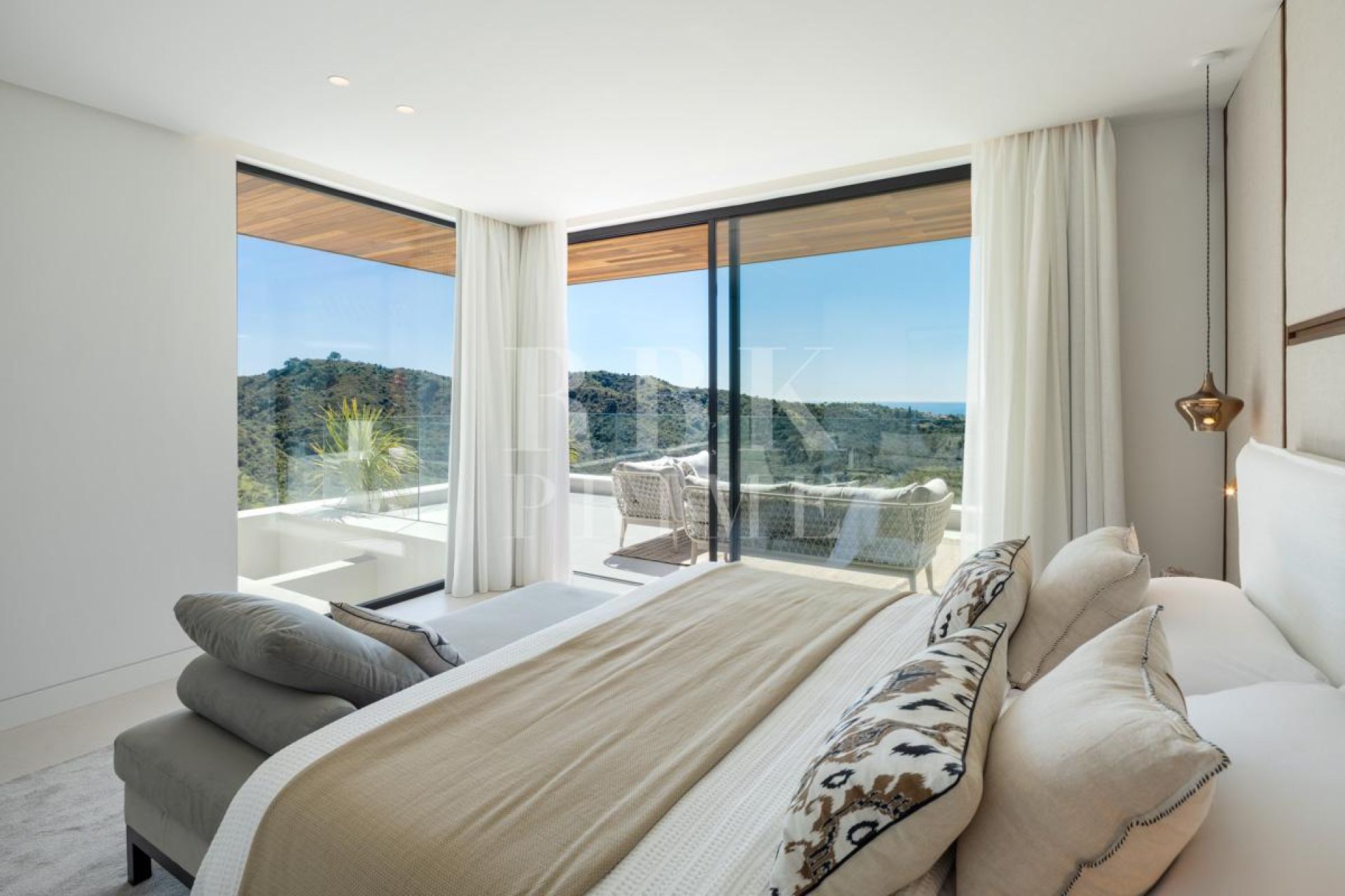 Available - Villa - Marbella - Costa del Sol