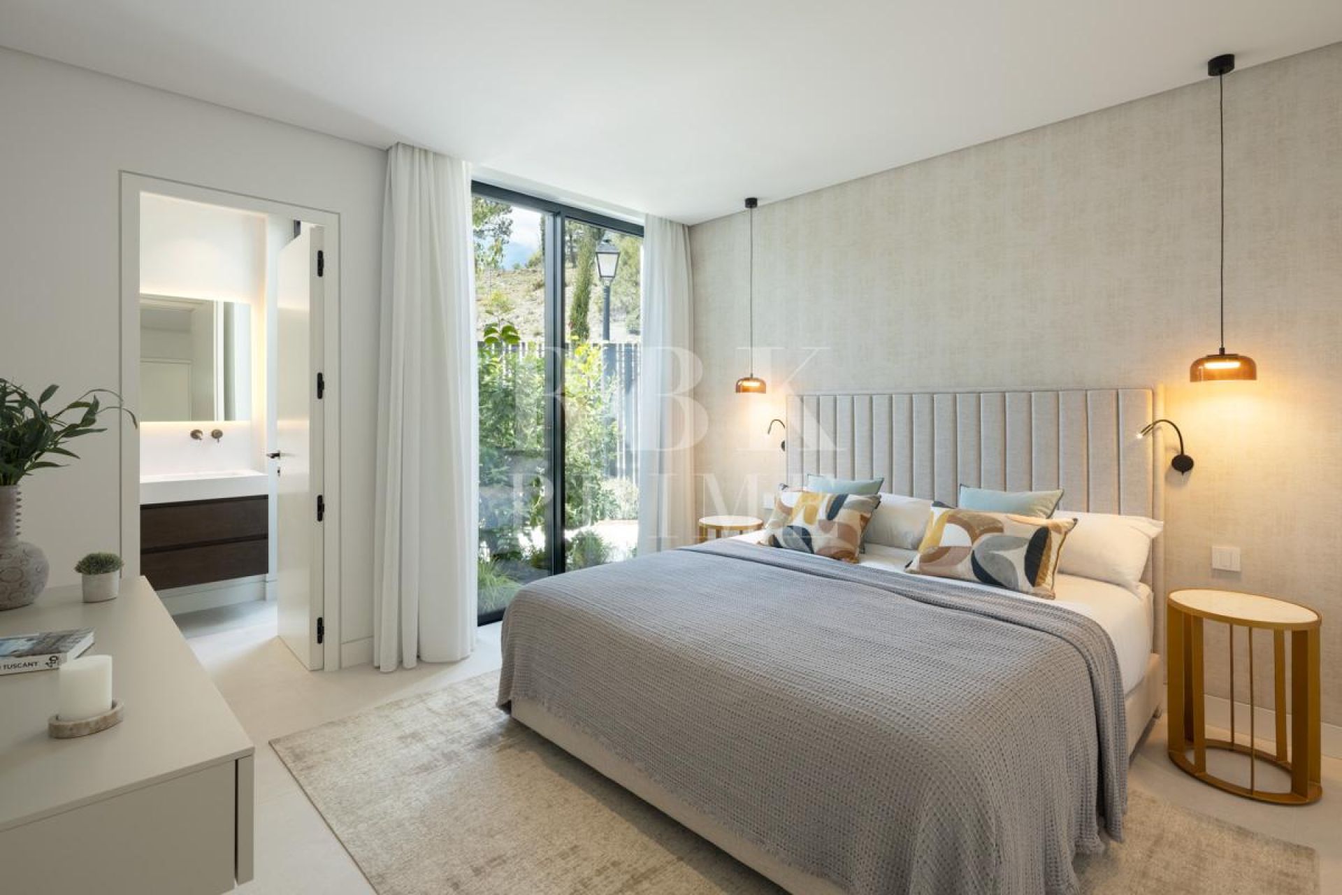 Available - Villa - Marbella - Costa del Sol