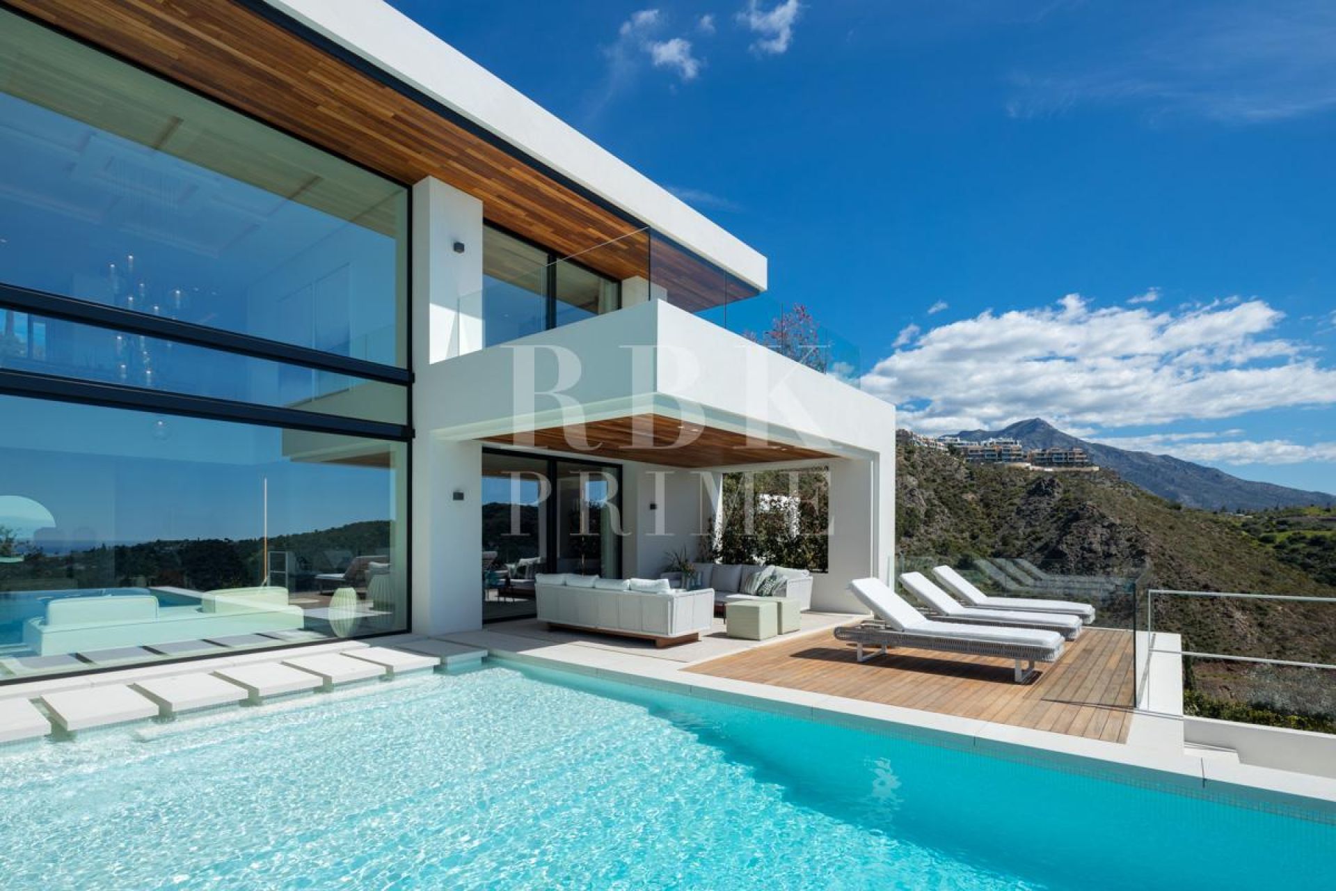 Available - Villa - Marbella - Costa del Sol