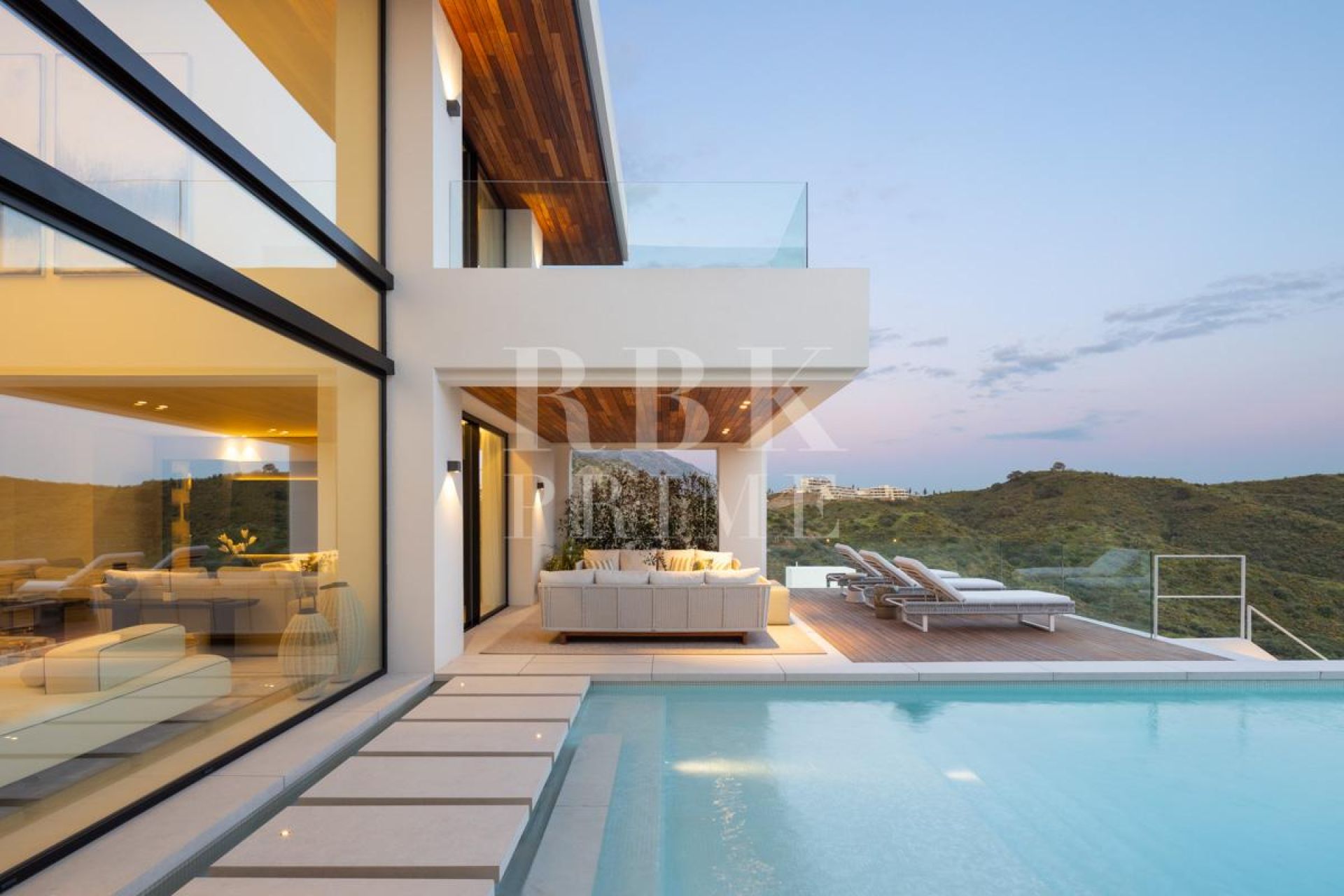 Available - Villa - Marbella - Costa del Sol