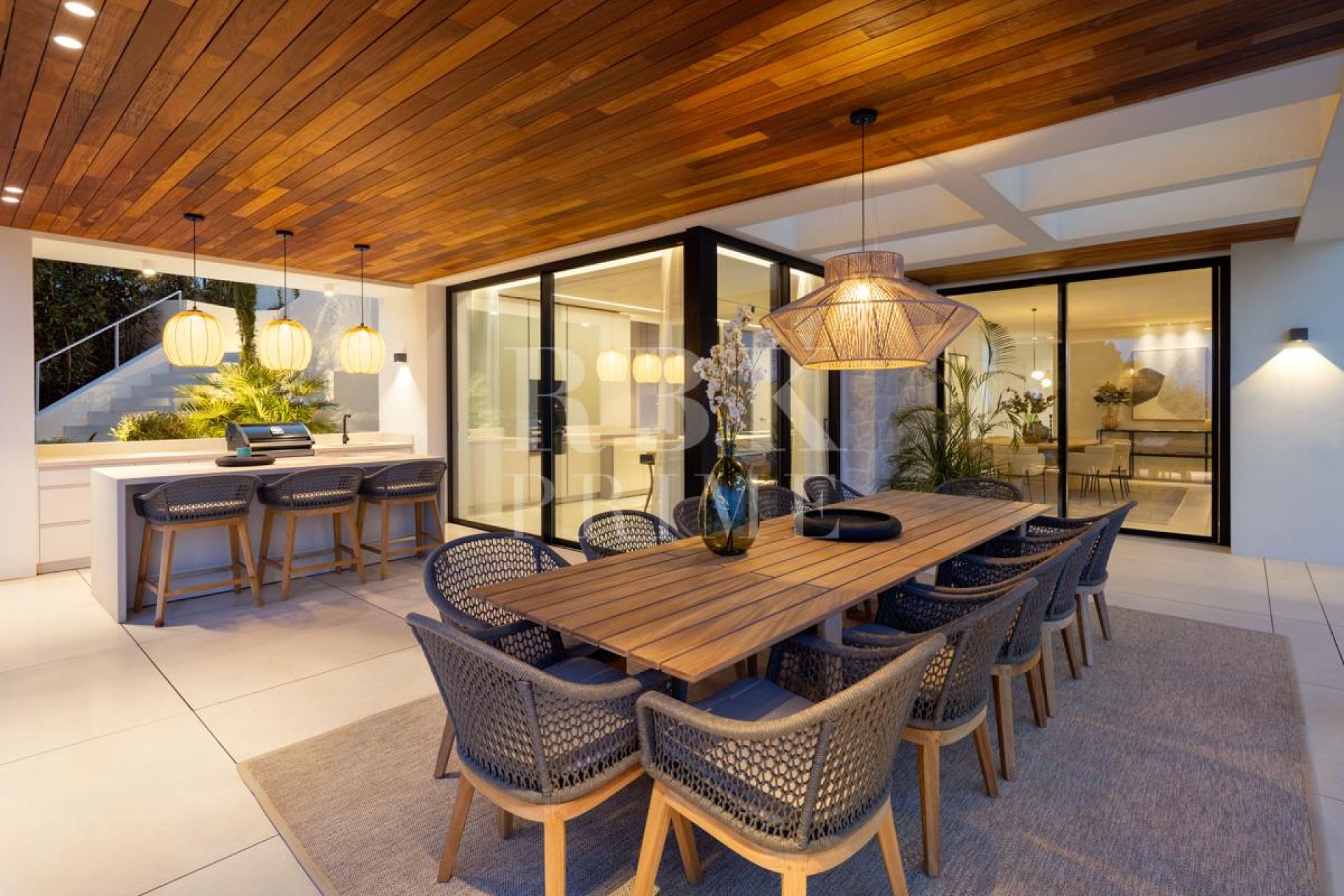 Available - Villa - Marbella - Costa del Sol