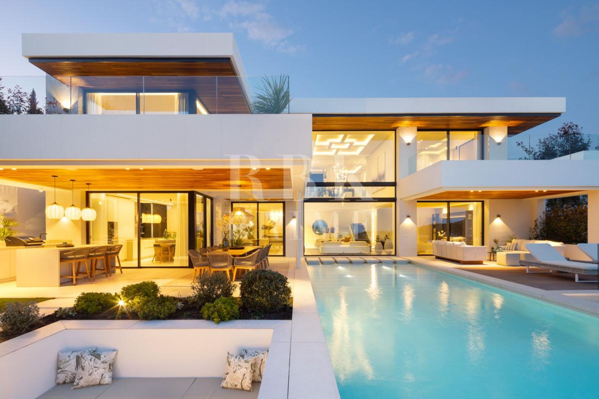 Available - Villa - Marbella - Costa del Sol