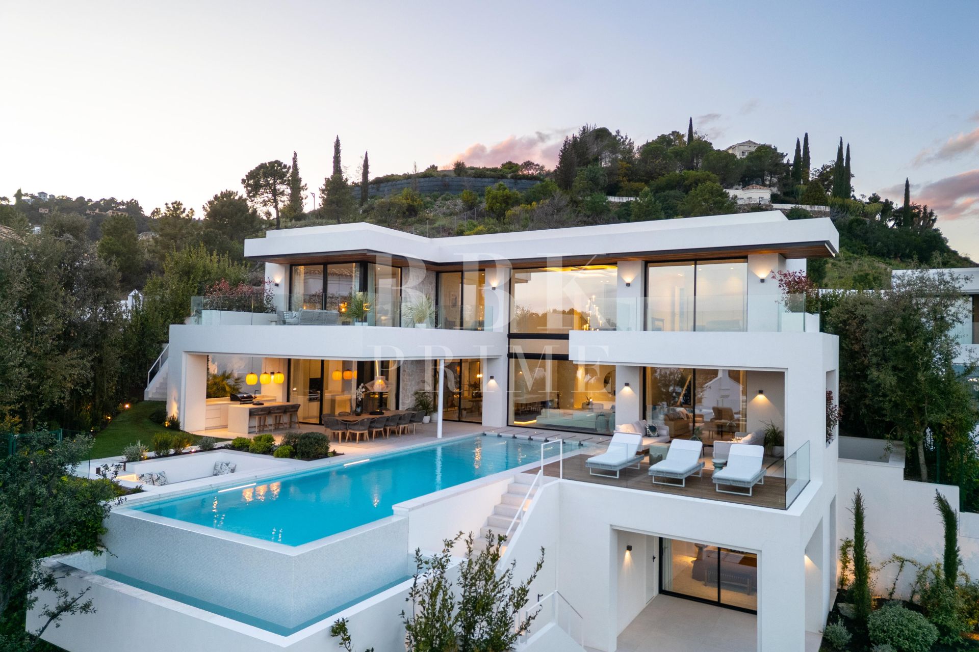 Available - Villa - Marbella - Costa del Sol