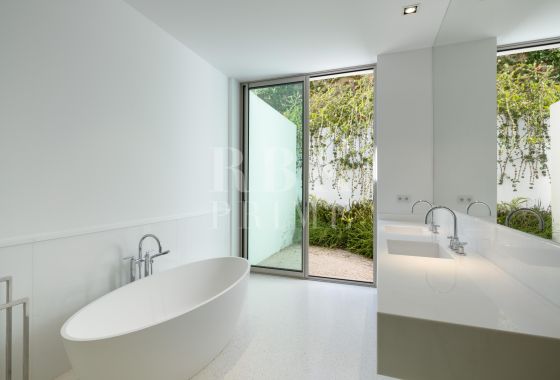 Villa · Available - Málaga