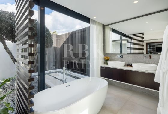 Villa · Available - Málaga