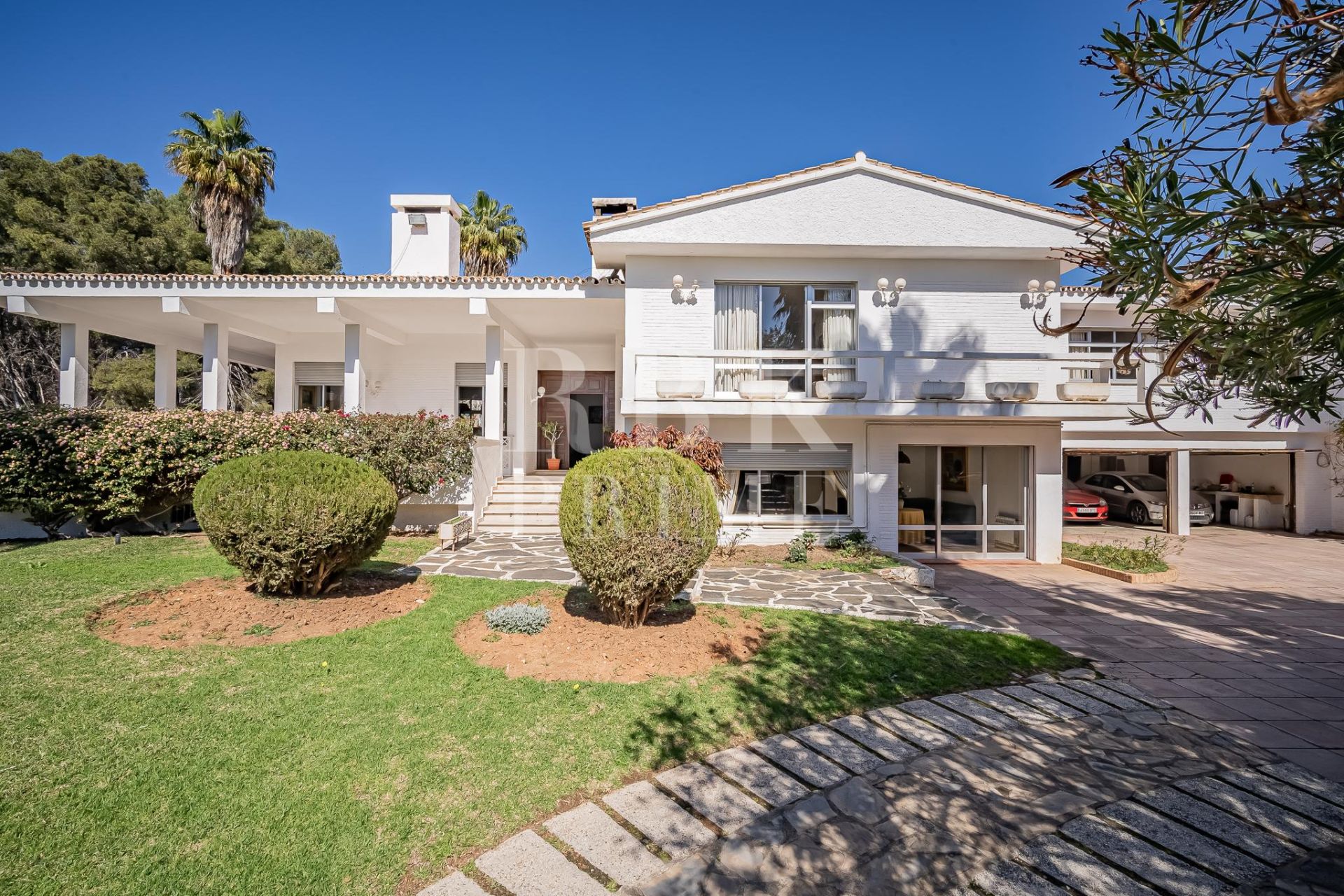 Available - Villa - Marbella - Costa del Sol