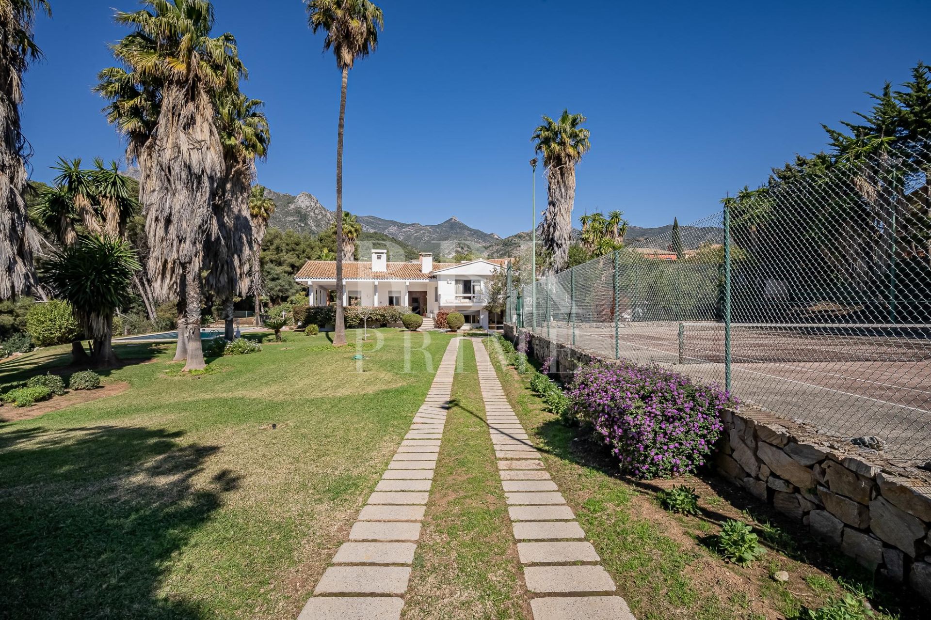 Available - Villa - Marbella - Costa del Sol