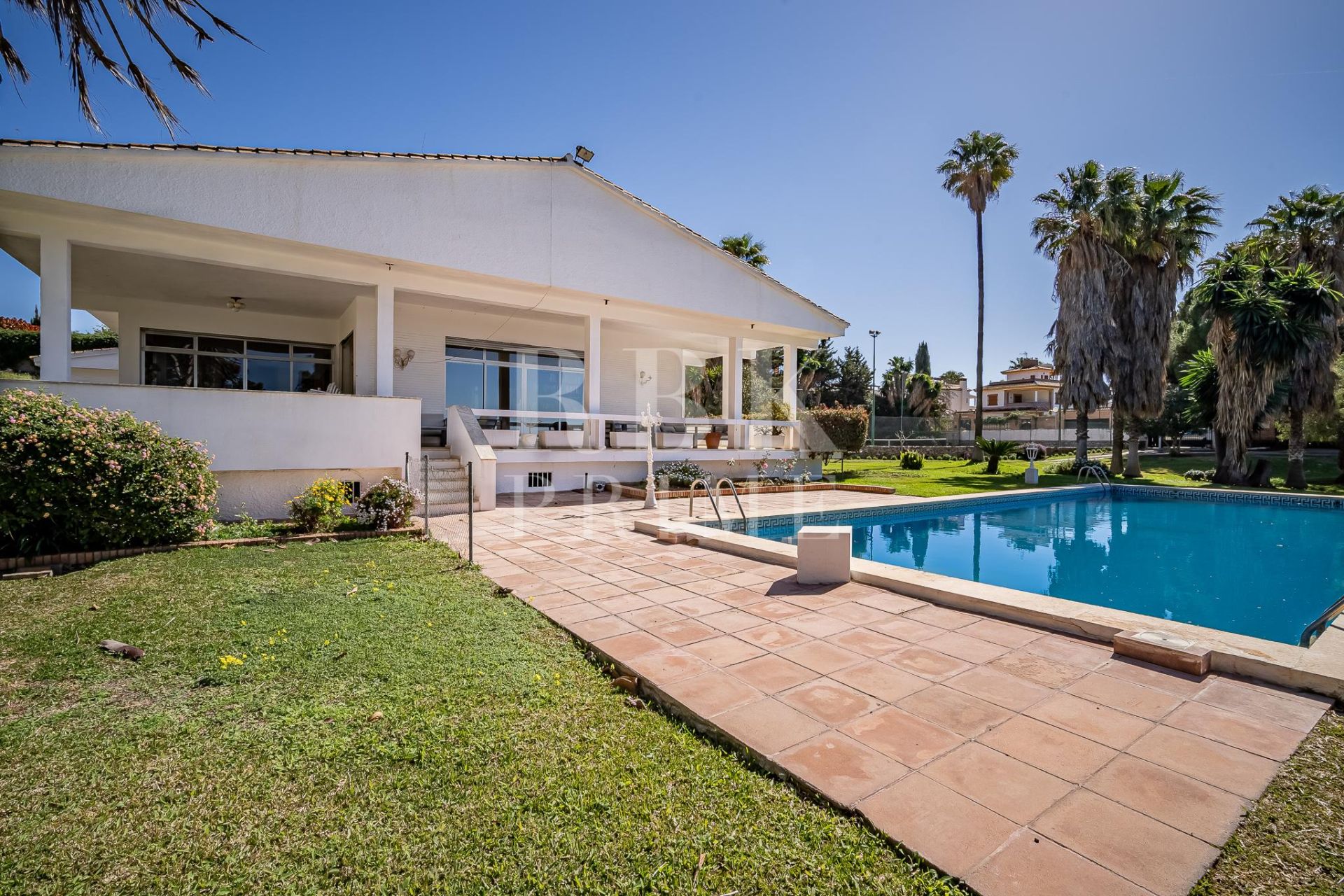 Available - Villa - Marbella - Costa del Sol