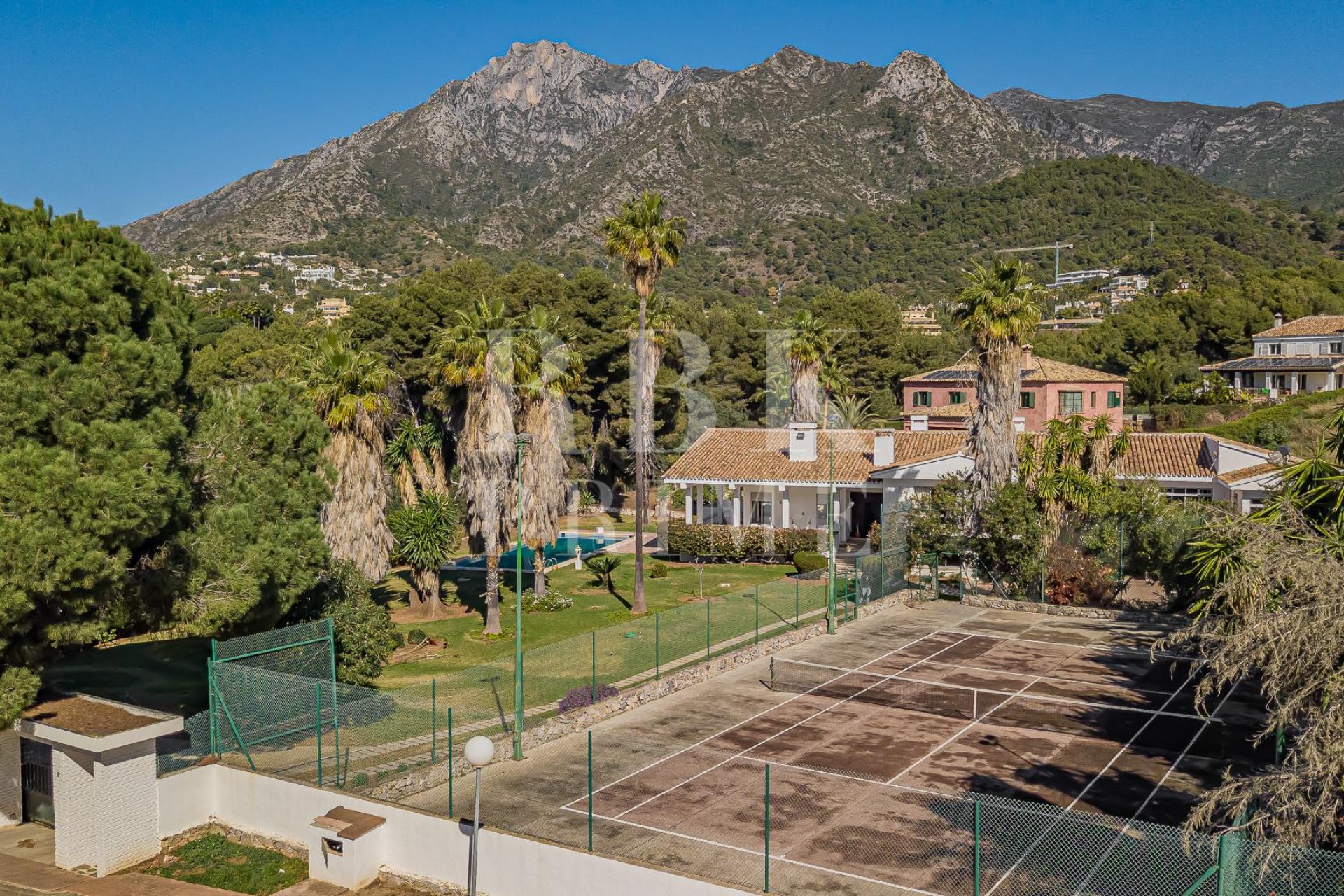Available - Villa - Marbella - Costa del Sol