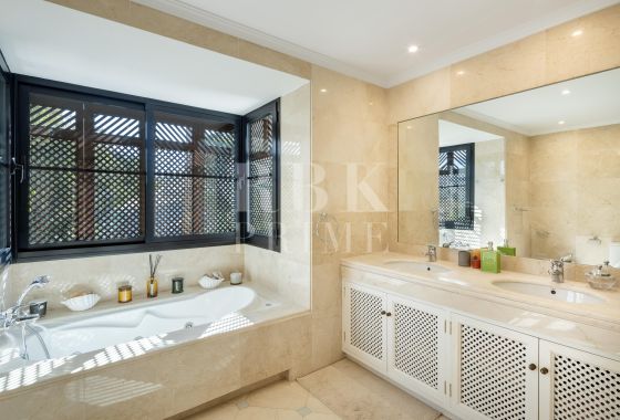 Villa · Available - Málaga