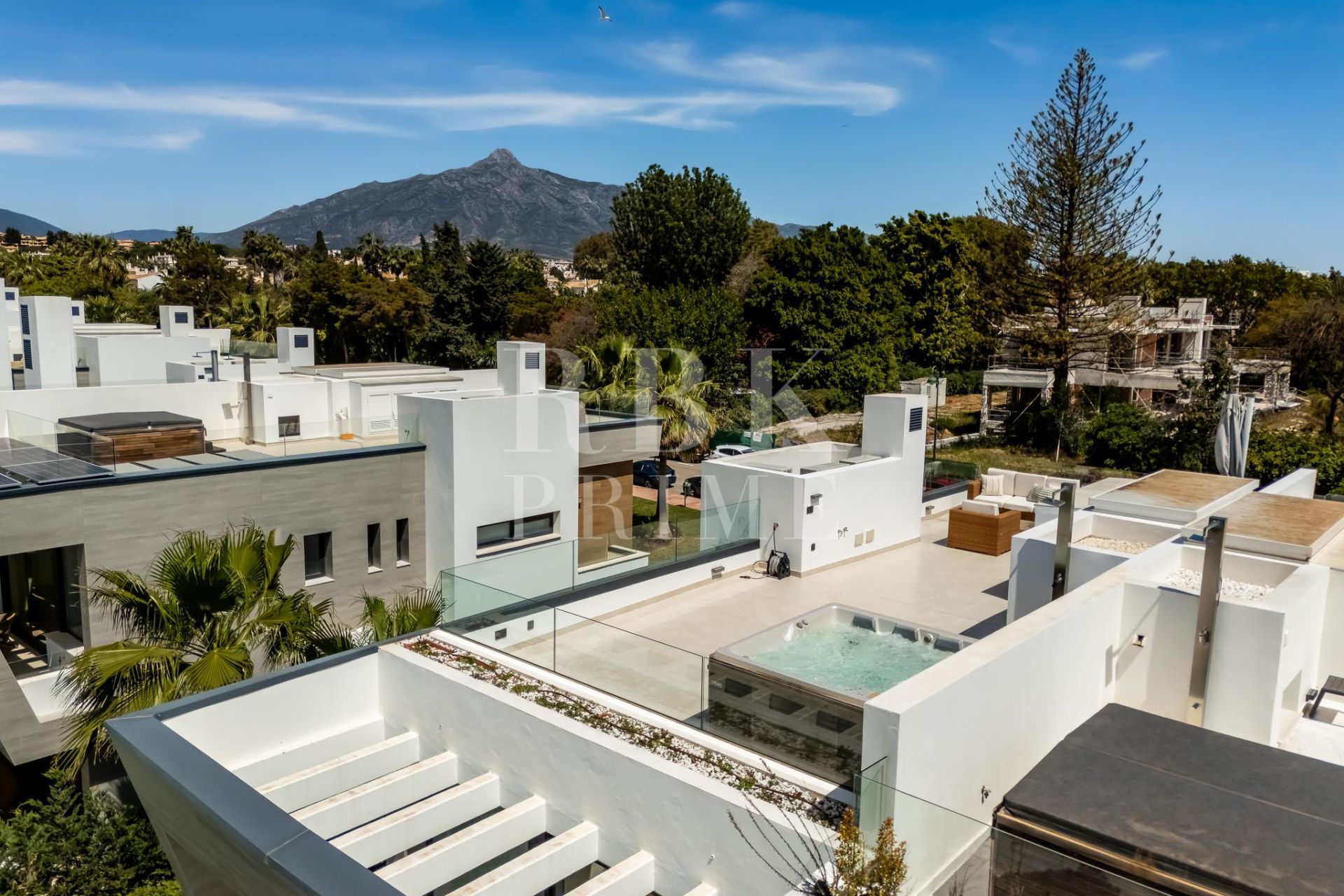 Available - Semi-detached house - Marbella - Costa del Sol
