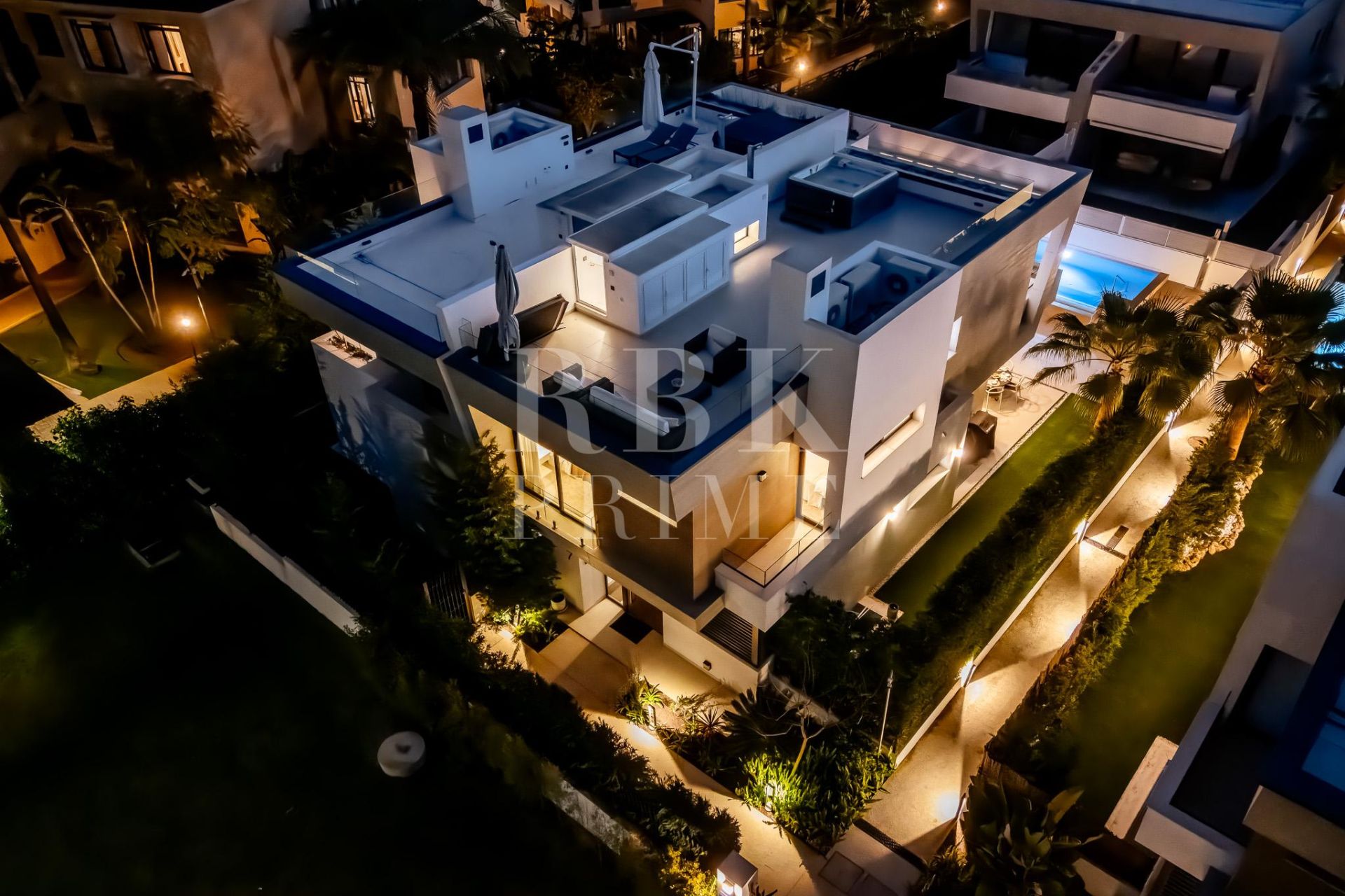 Available - Semi-detached house - Marbella - Costa del Sol