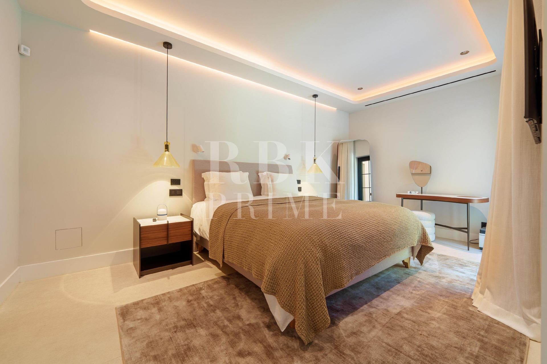 Available - Villa - Marbella - Costa del Sol
