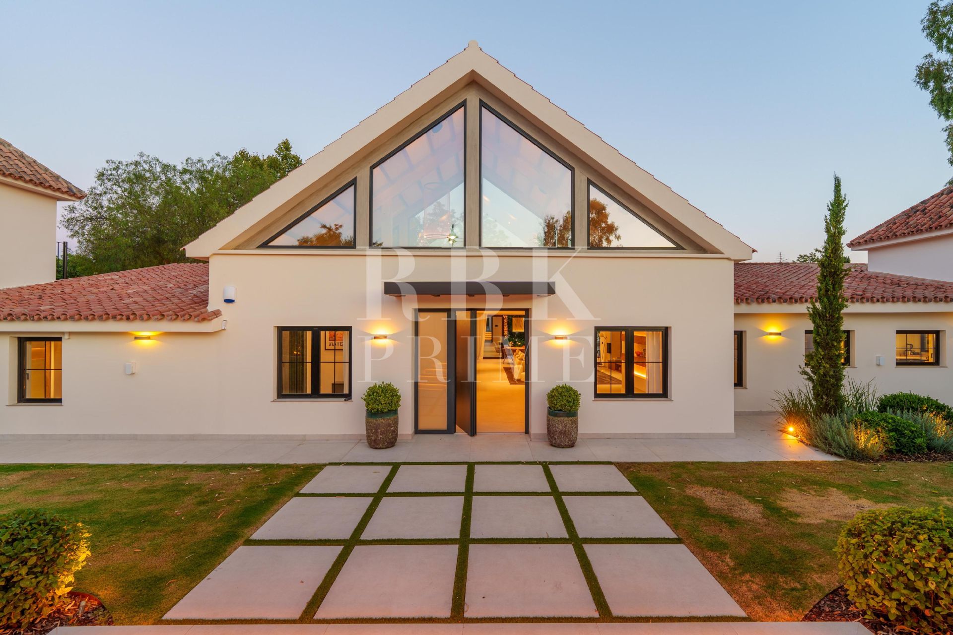 Available - Villa - Marbella - Costa del Sol