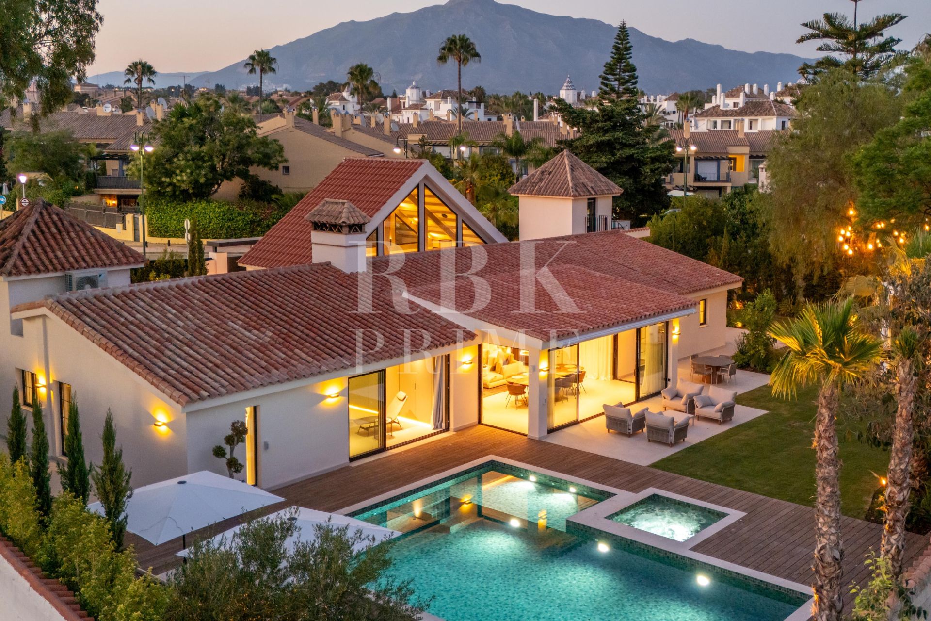 Available - Villa - Marbella - Costa del Sol