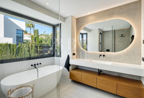 Villa · Available - Málaga