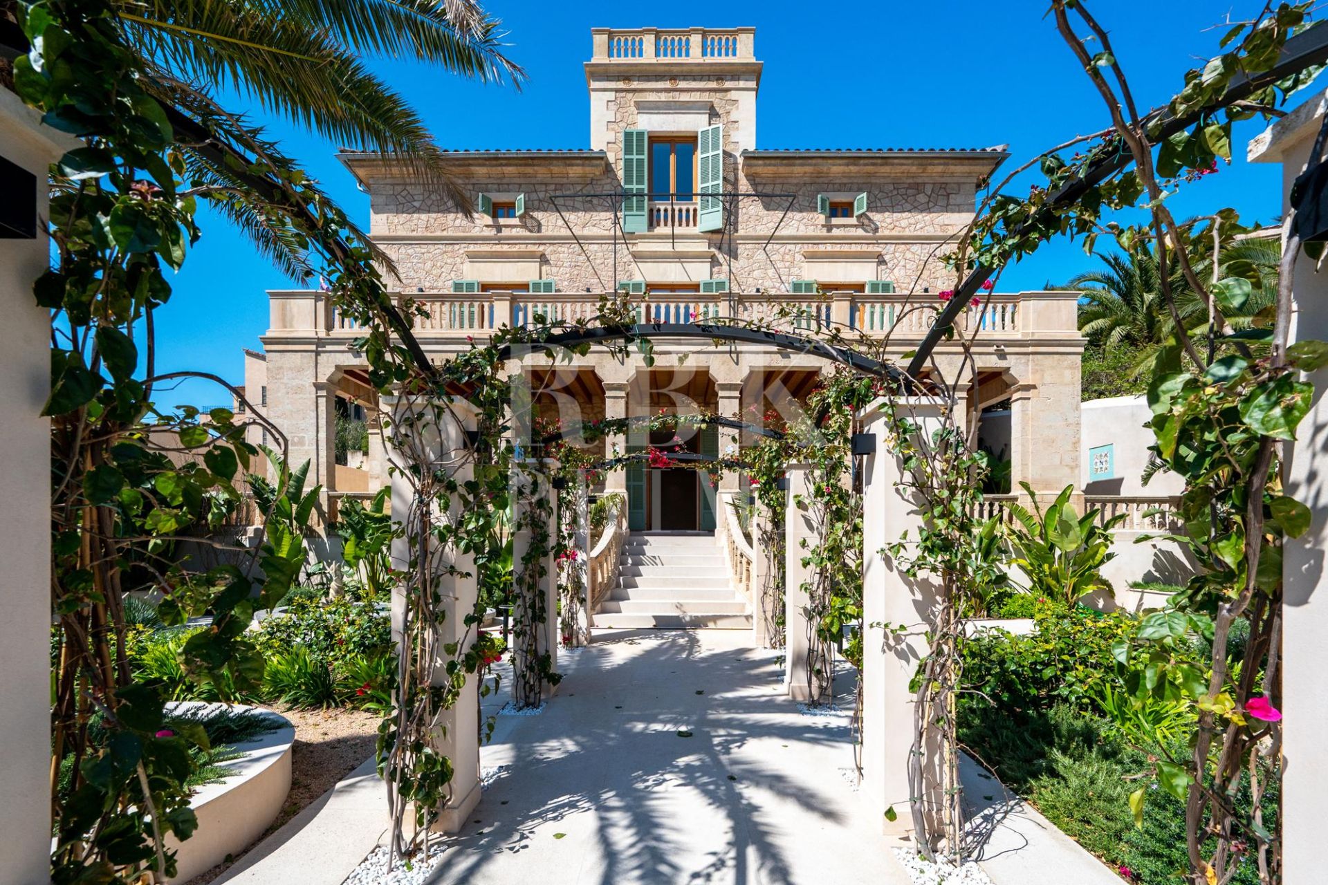 Available - Palace - Palma