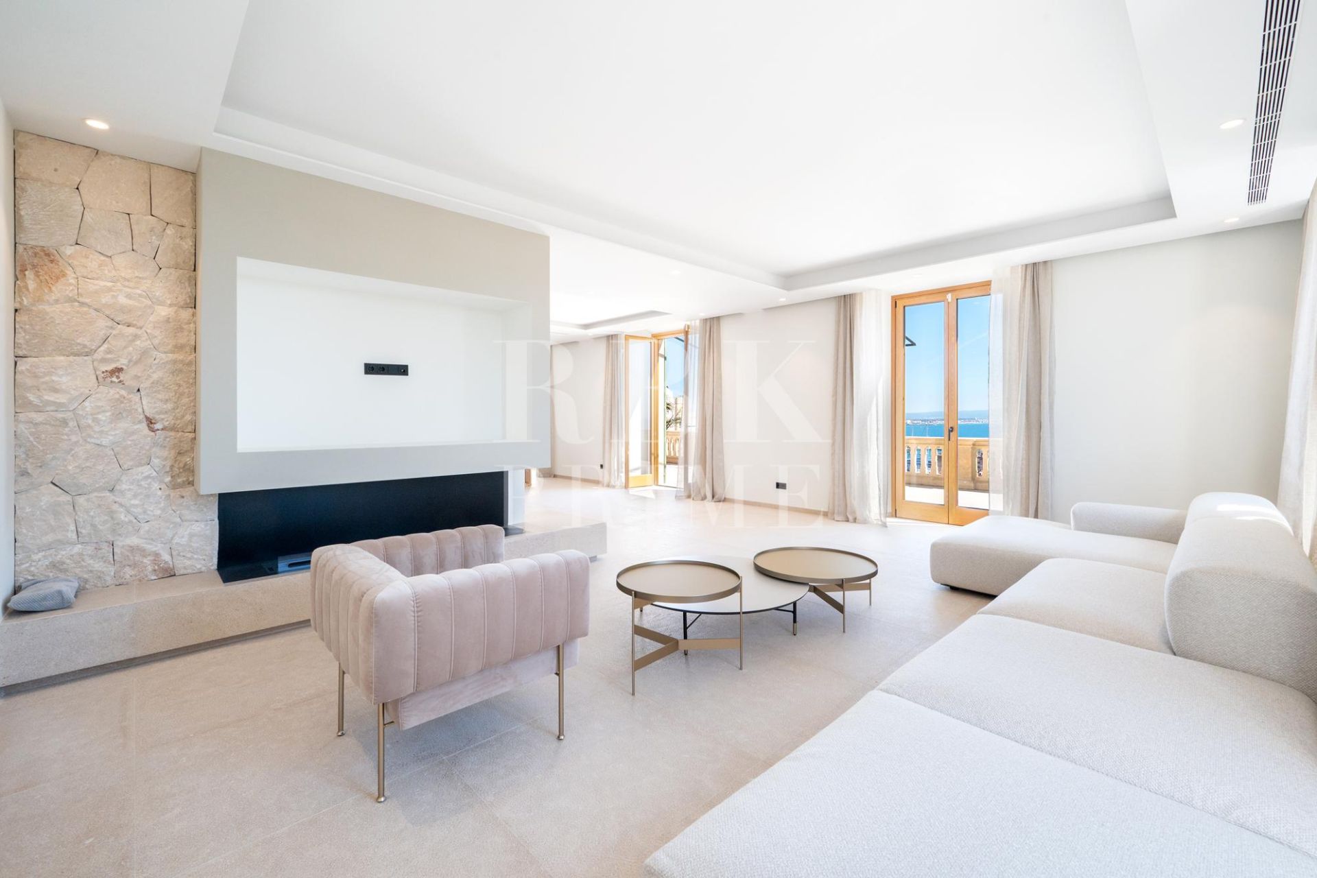 Available - Palace - Palma