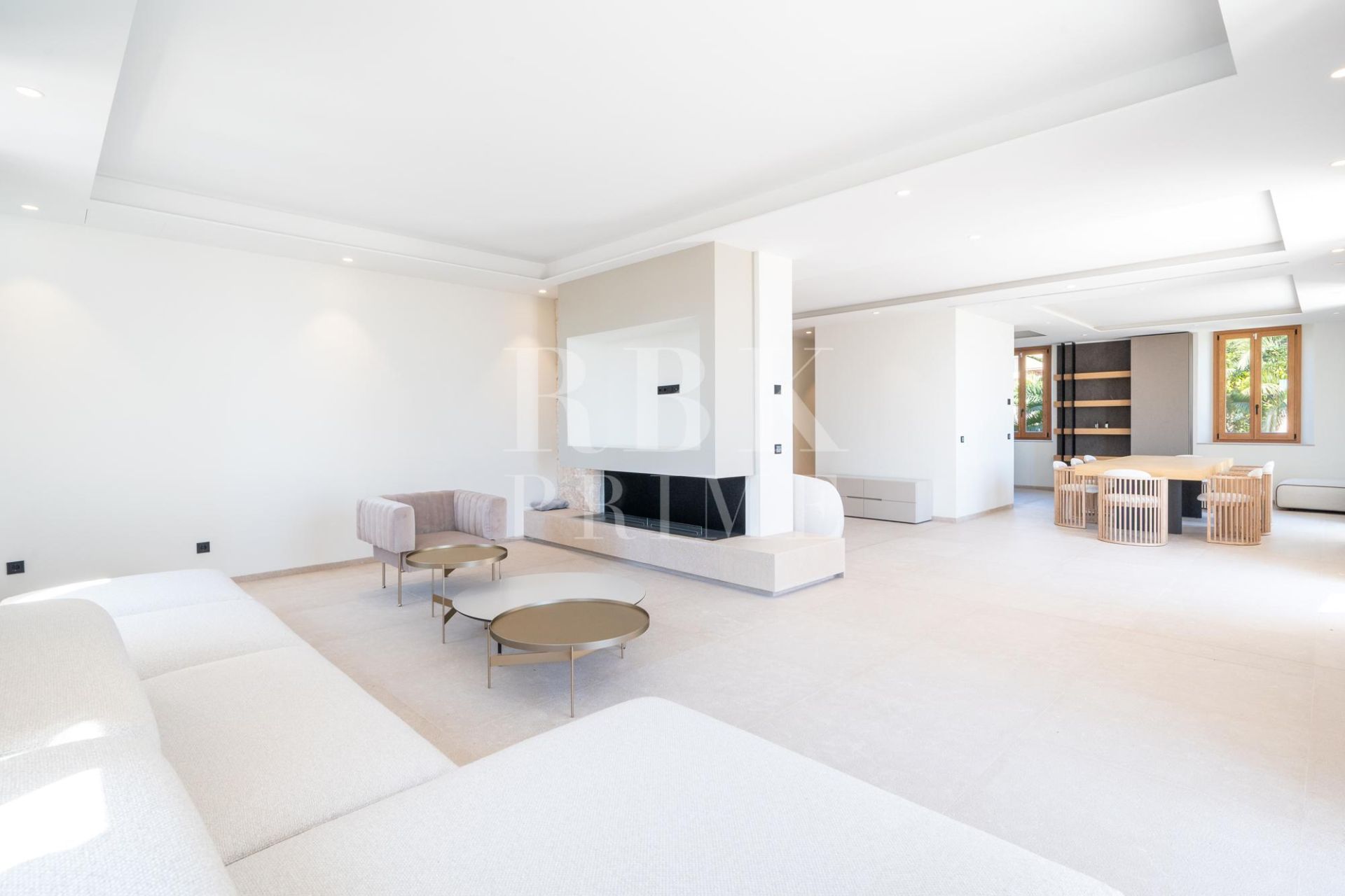 Available - Palace - Palma