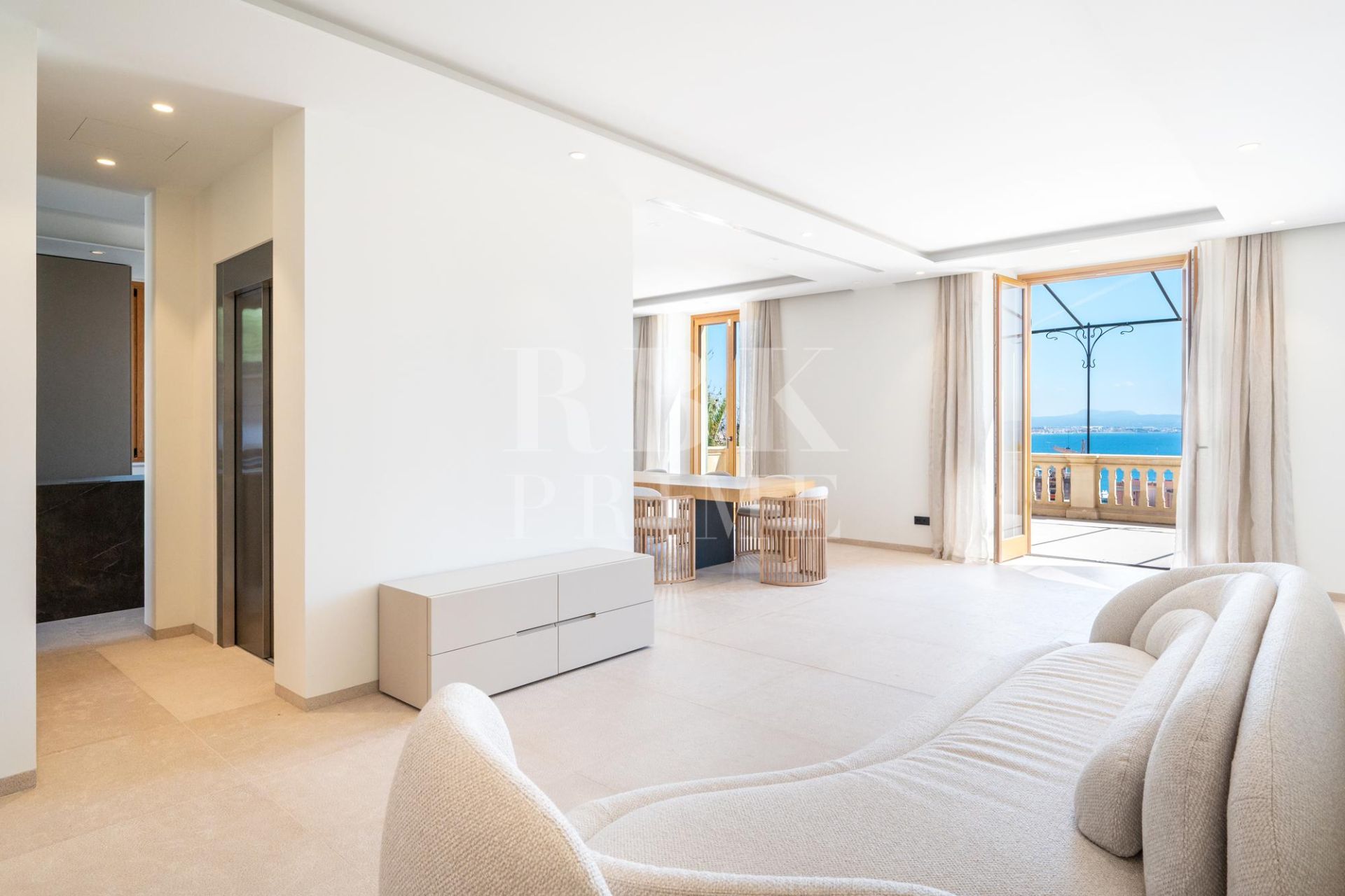 Available - Palace - Palma