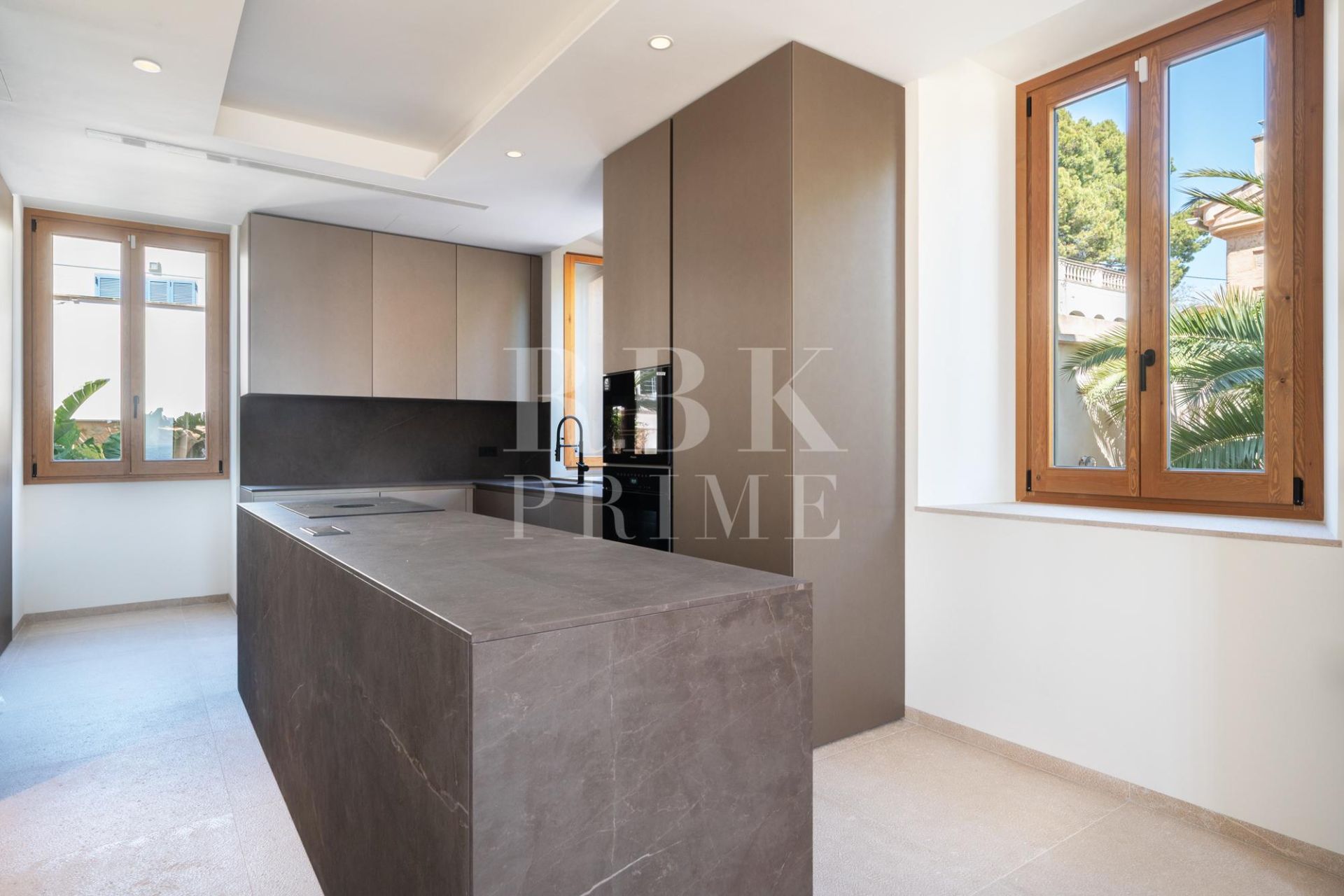 Available - Palace - Palma
